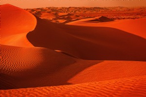Paysage de texture ondulée de sable dans la photo du désert 