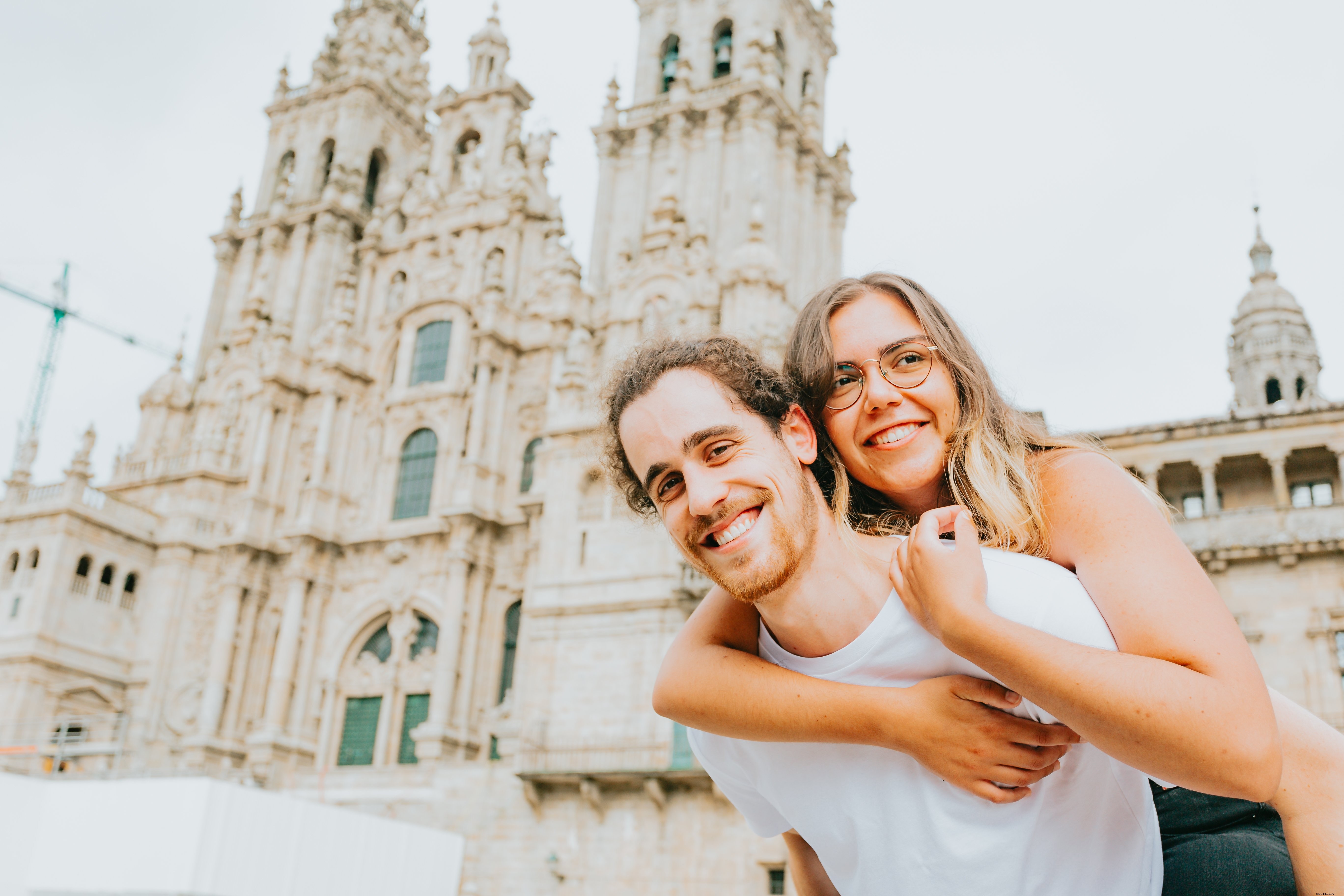 Homem segura a mulher de costas enquanto os dois sorriem Foto 