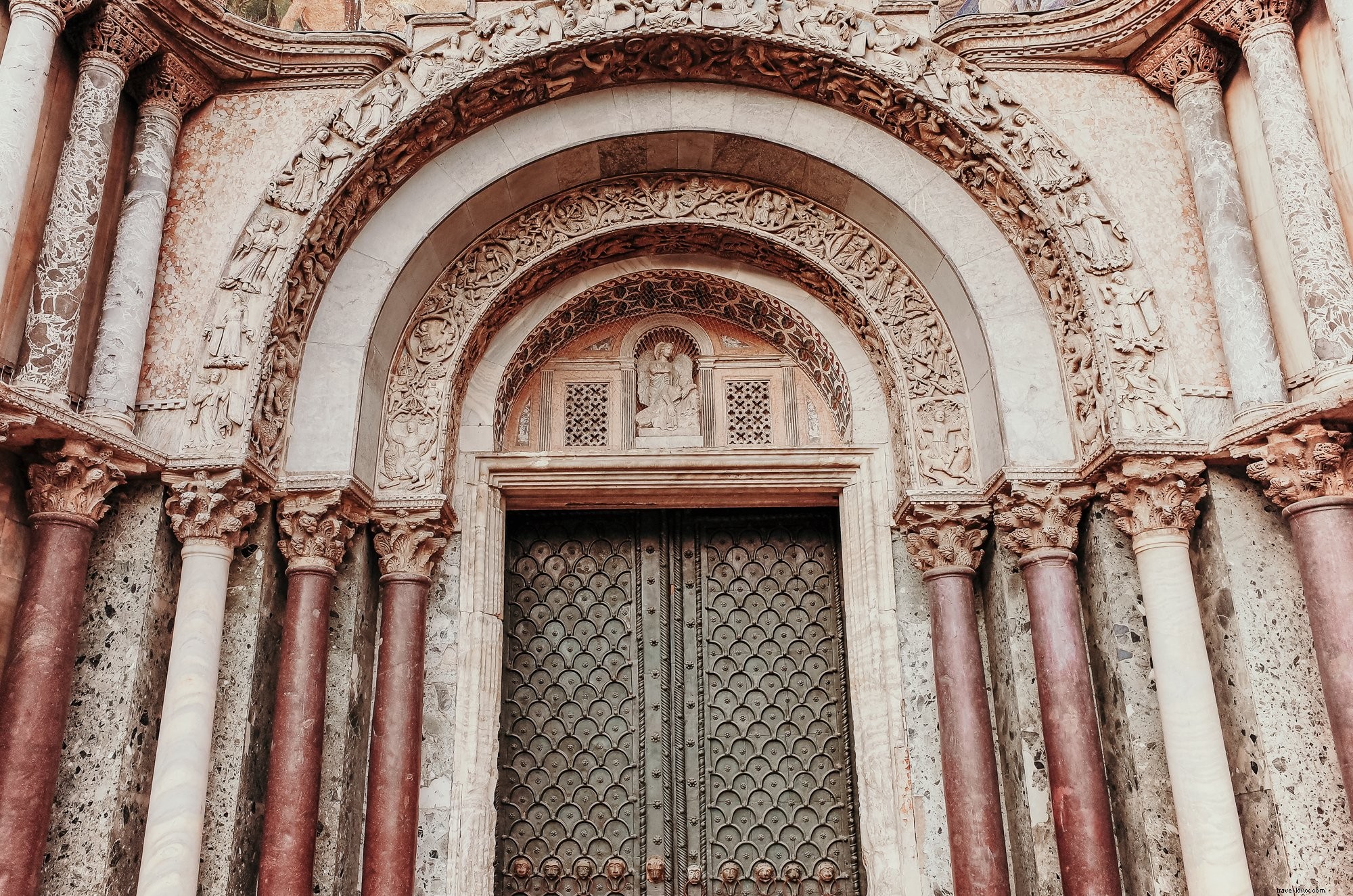 Photo de porte voûtée en marbre sculpté 