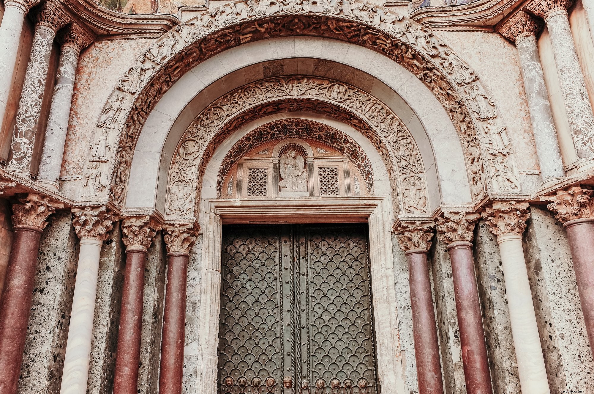 Foto da porta arqueada em mármore esculpido 