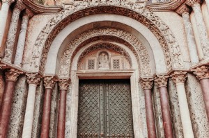 Foto di porta ad arco in marmo scolpito 