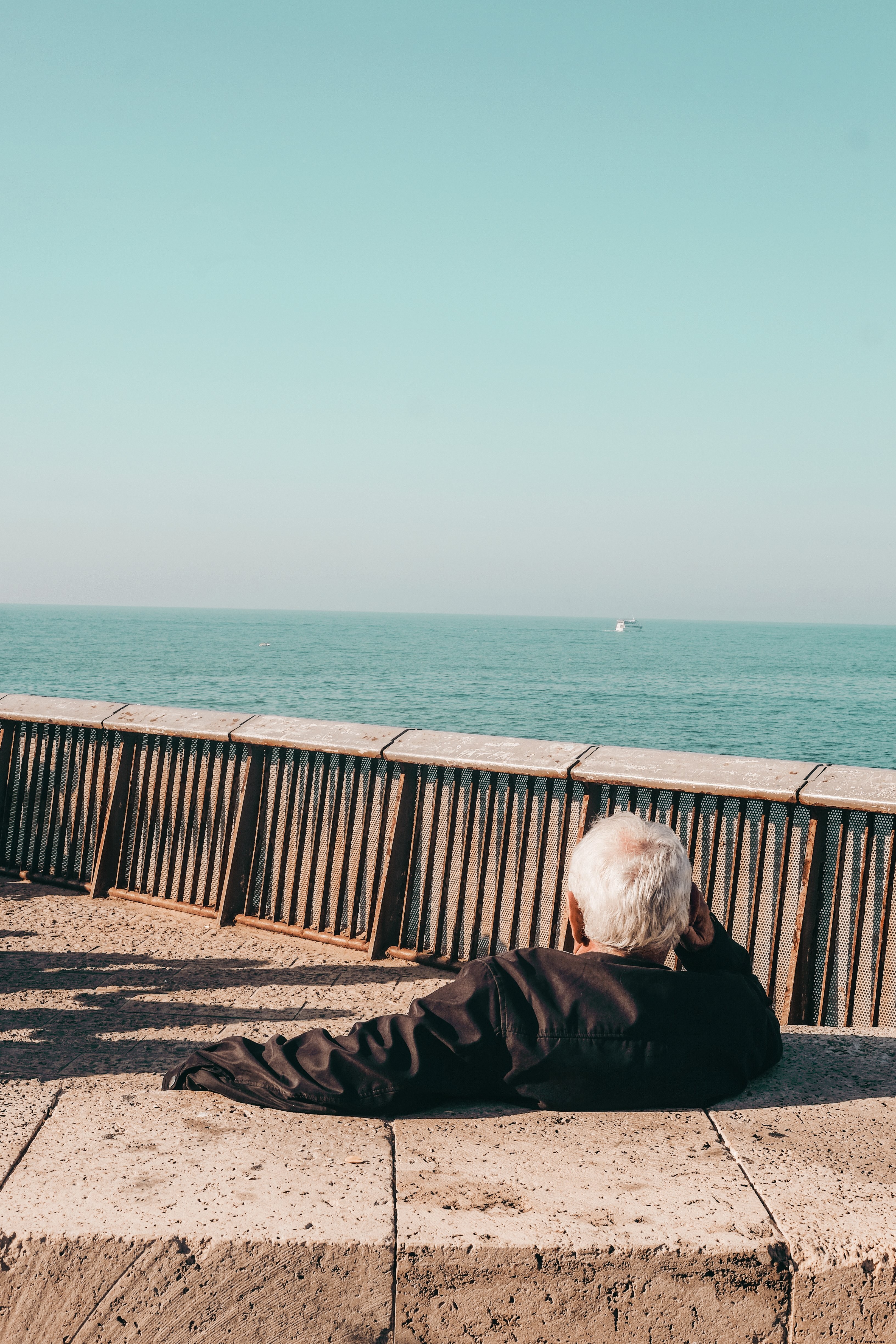 Pessoa relaxa enquanto tira uma foto com vista para o mar 