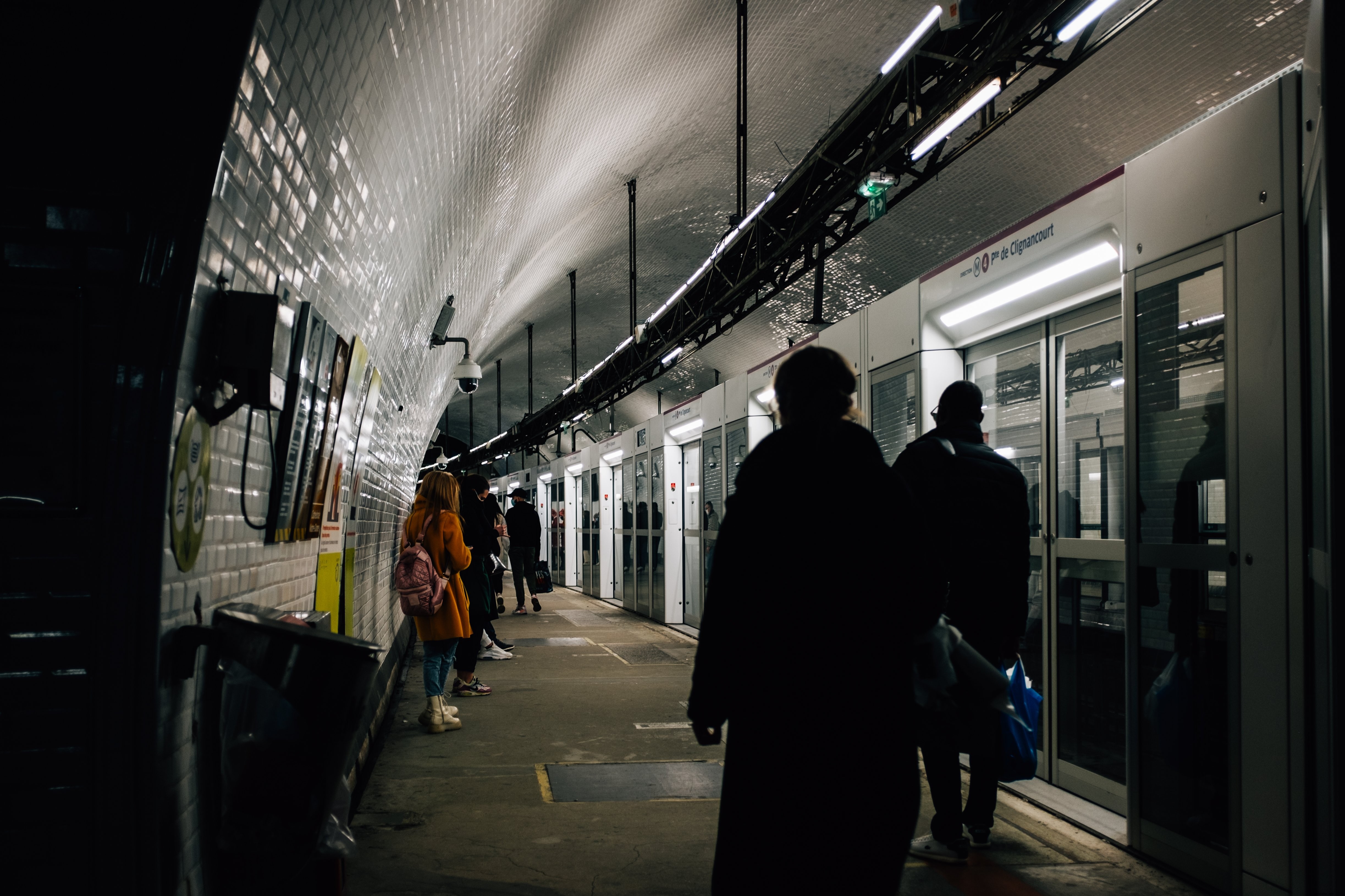 Pessoas esperam para embarcar em um trem subterrâneo. 