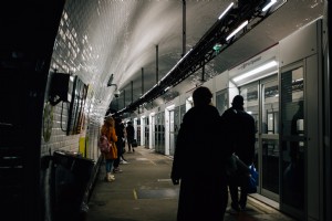 Persone in attesa di salire a bordo di un treno della metropolitana Photo 
