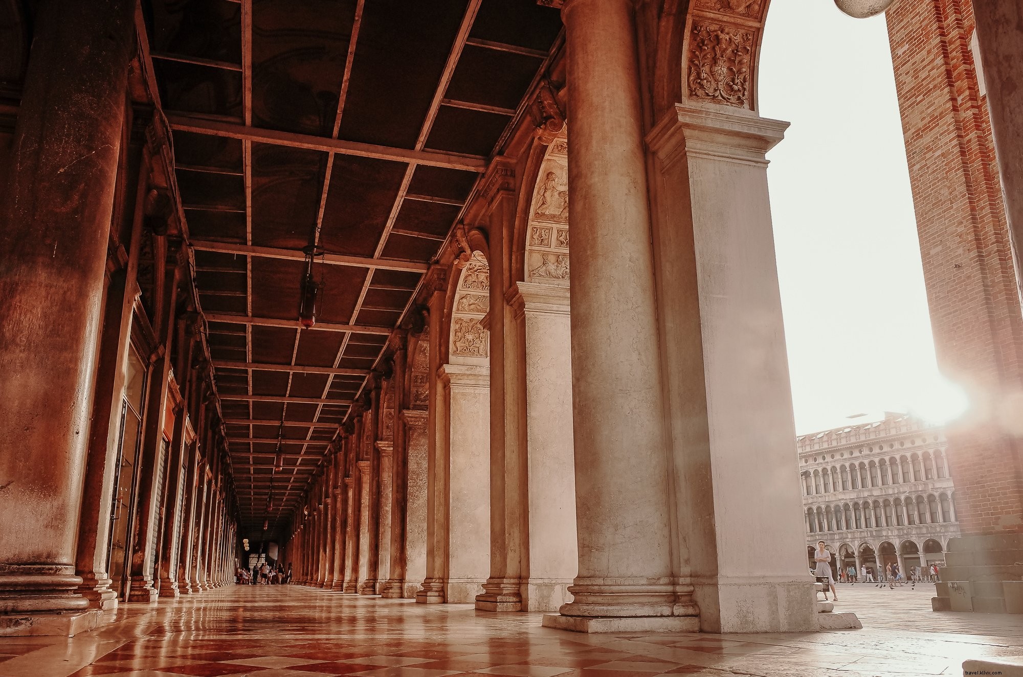 Foto de grande corredor de entrada com colunas altas 