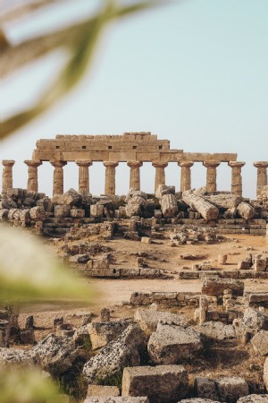 Foto das ruínas do templo dentro do parque arqueológico de Selinunte 