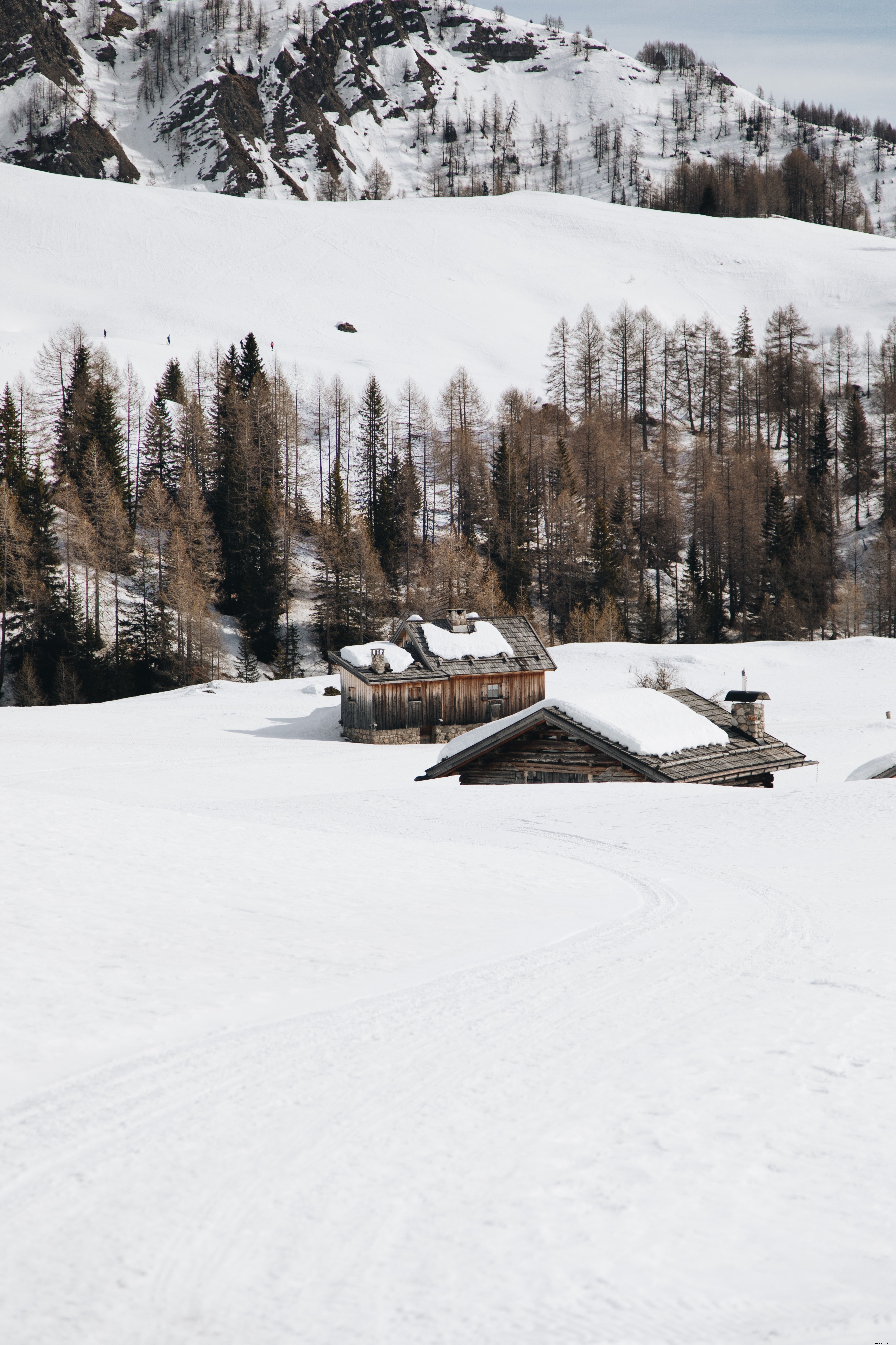 Foto de duas cabines de madeira na neve 