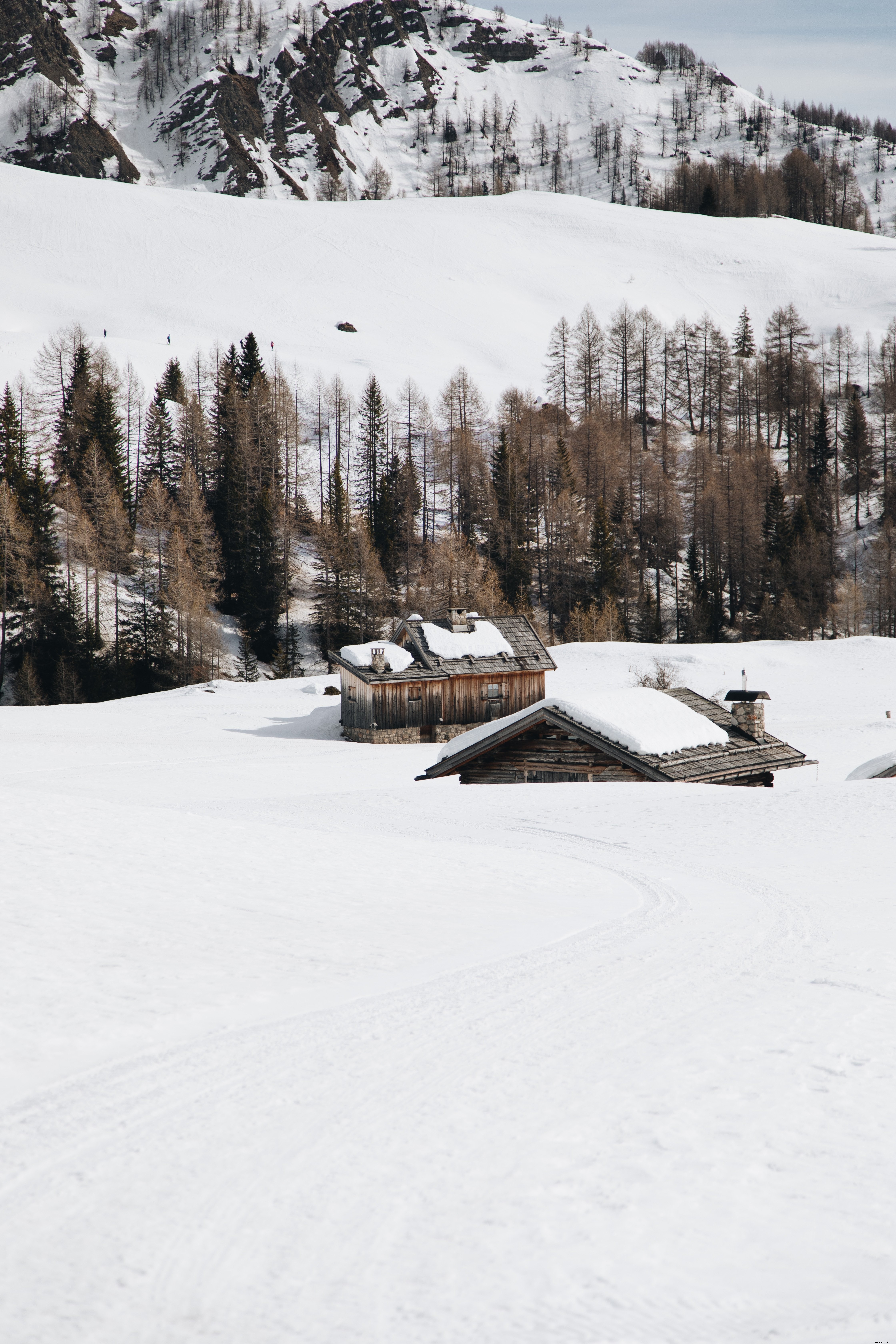 Deux cabanes en bois dans la neige Photo 