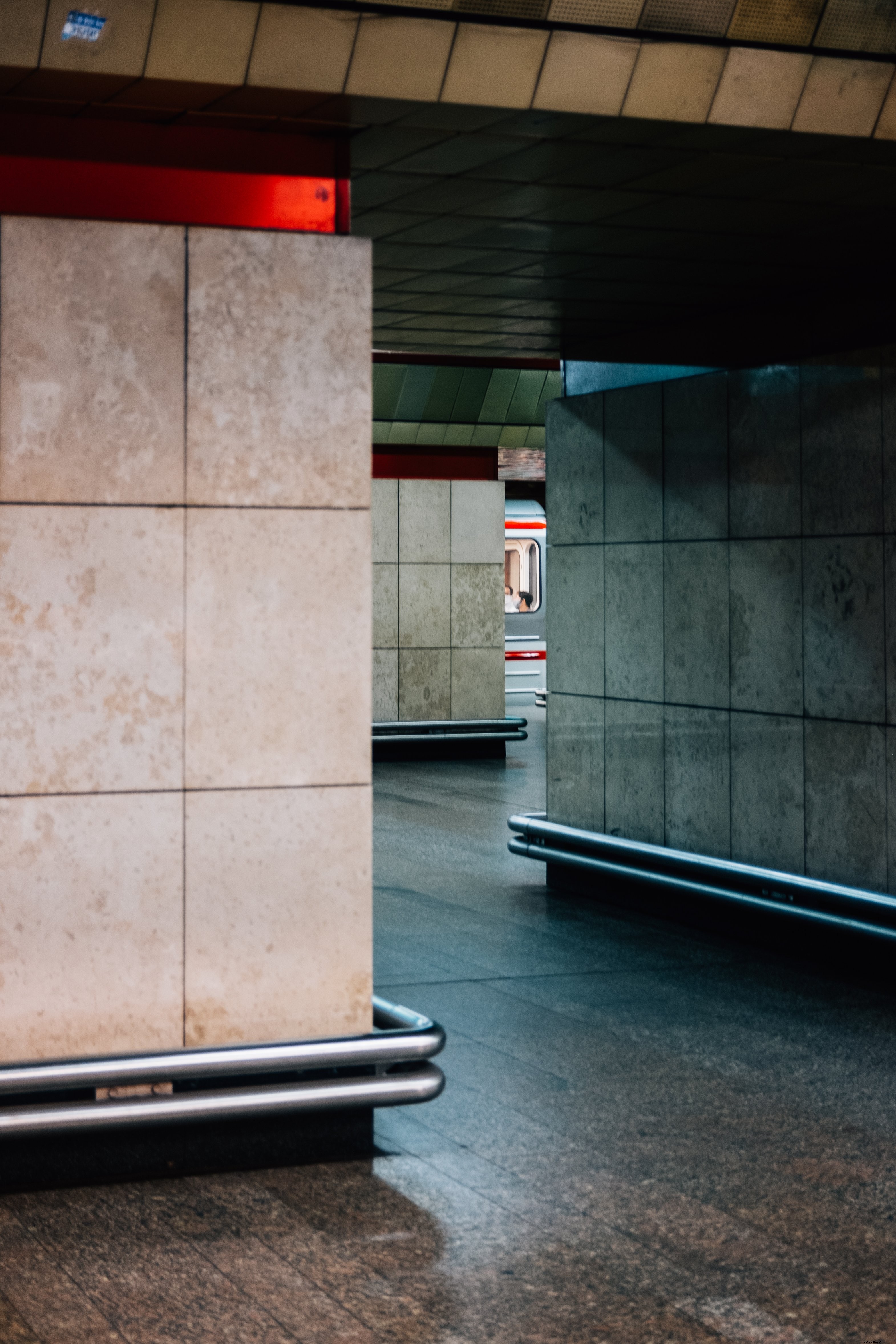 Foto de corredor sinuoso dentro de um prédio de transporte público 