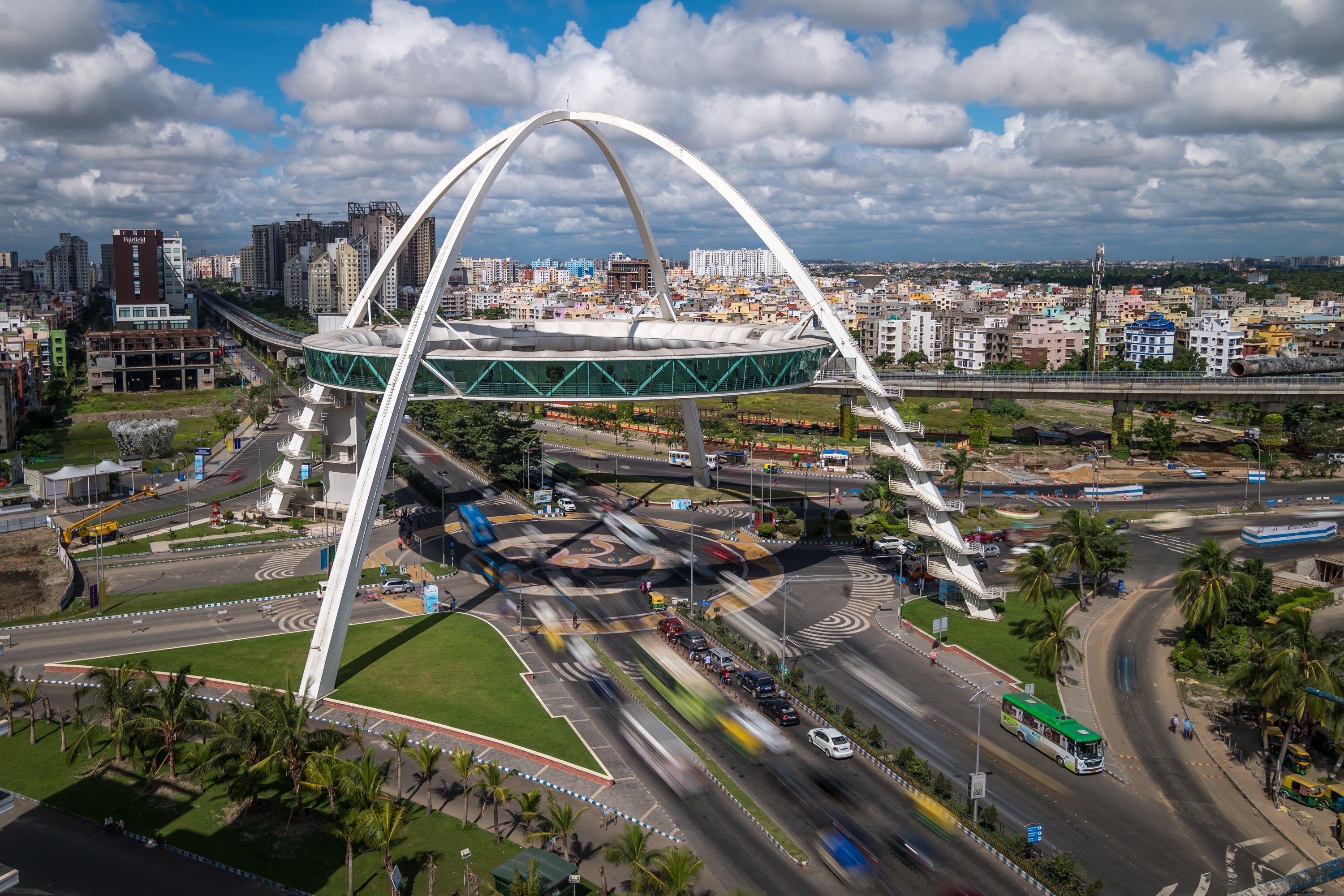 Foto de exposición prolongada de rotonda con estructura encima 