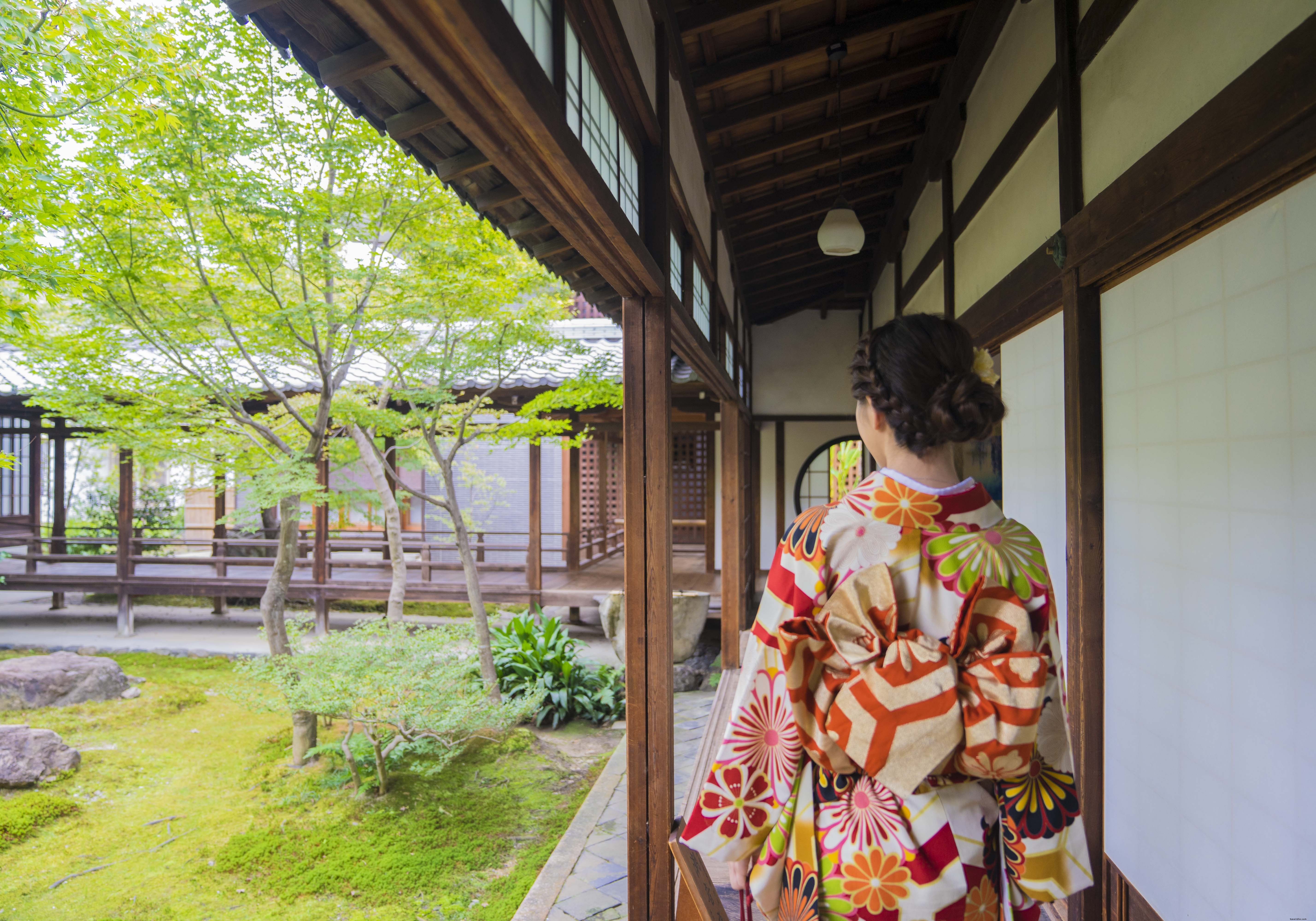 La persona in kimono guarda lontano dalla foto della fotocamera 