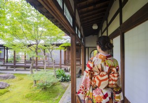 Personne en kimono fait face à la photo de l appareil photo 