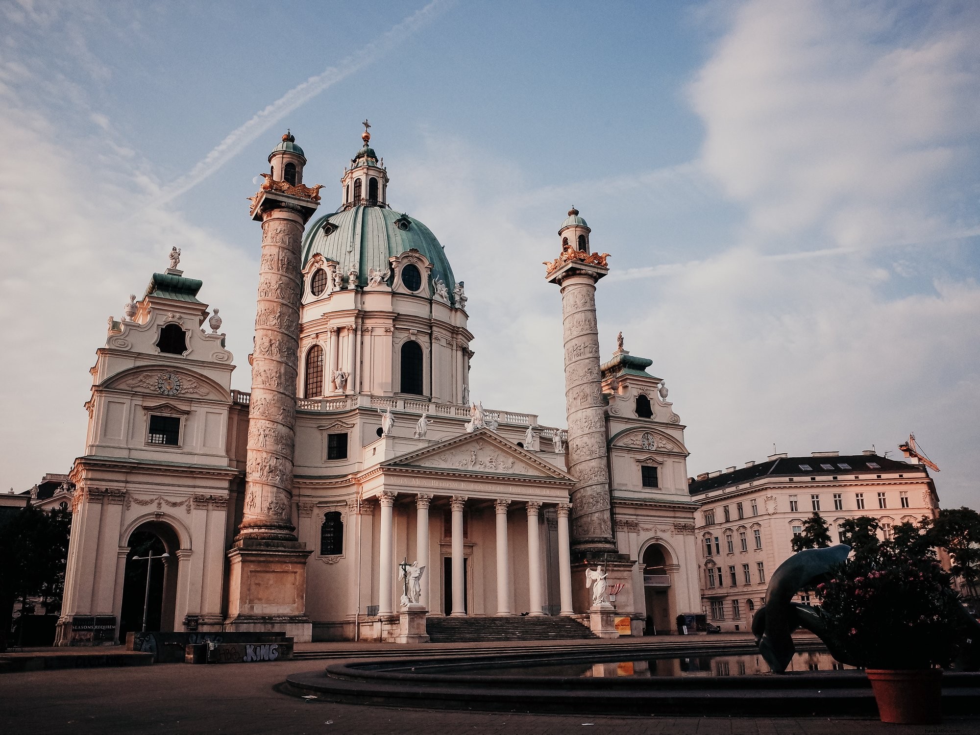 Grande edificio con tetto circolare e colonne foto 