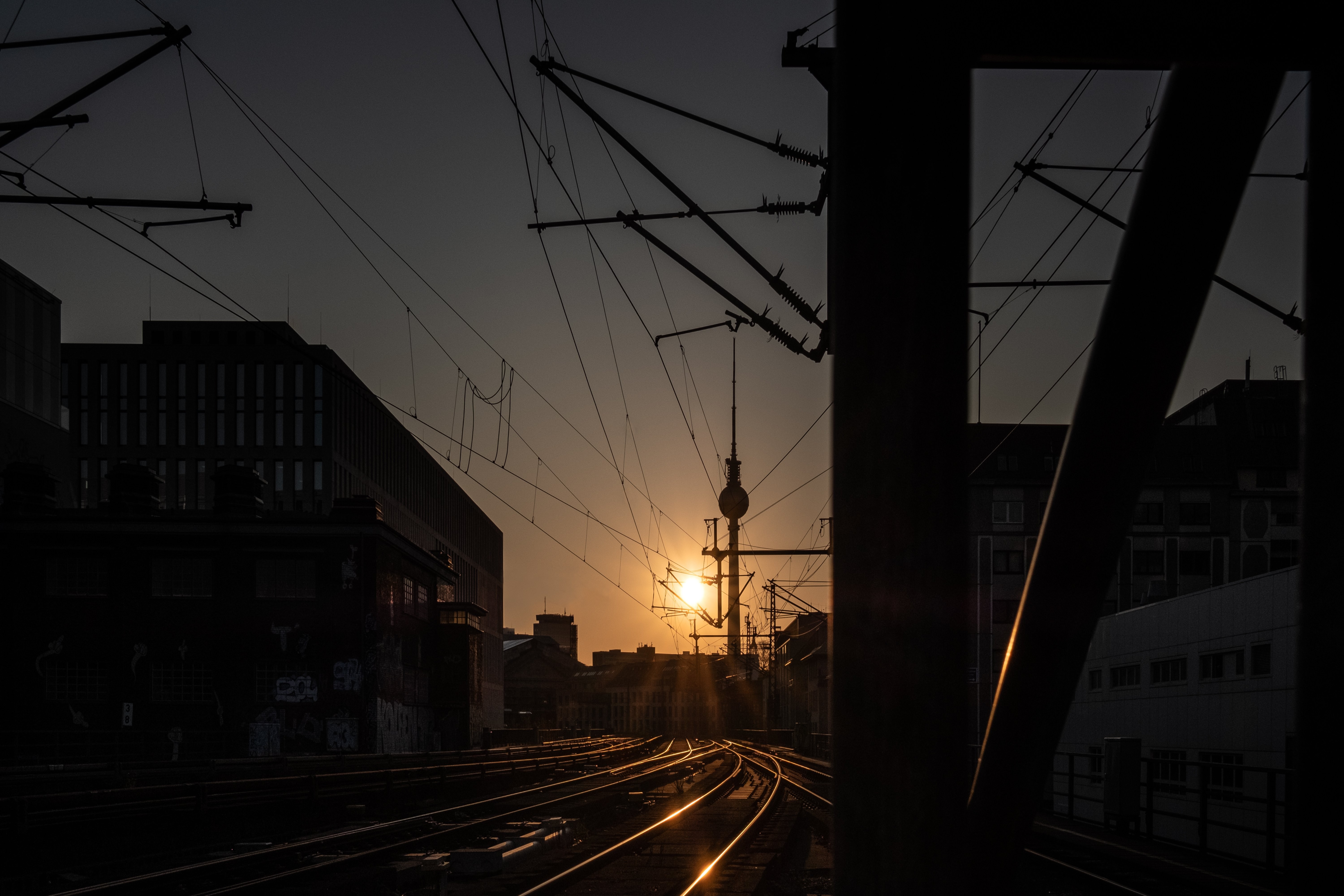Le soleil se couche sur la voie ferrée vide Photo 