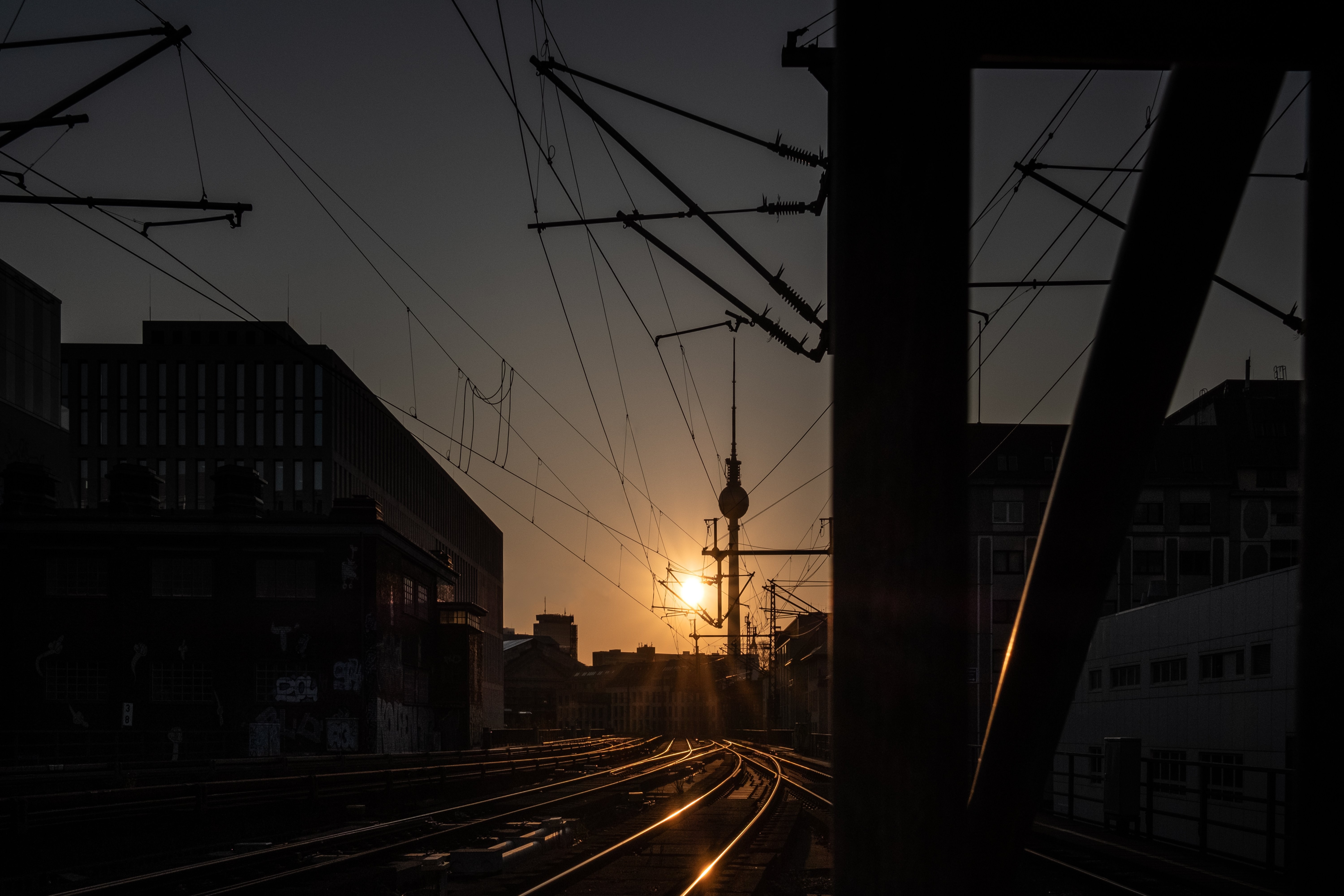 空の線路に沈む夕日写真 