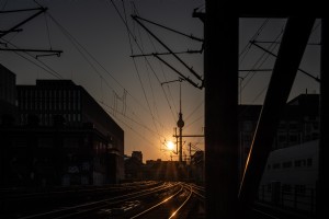 O sol se põe sobre a foto dos trilhos vazios do trem 