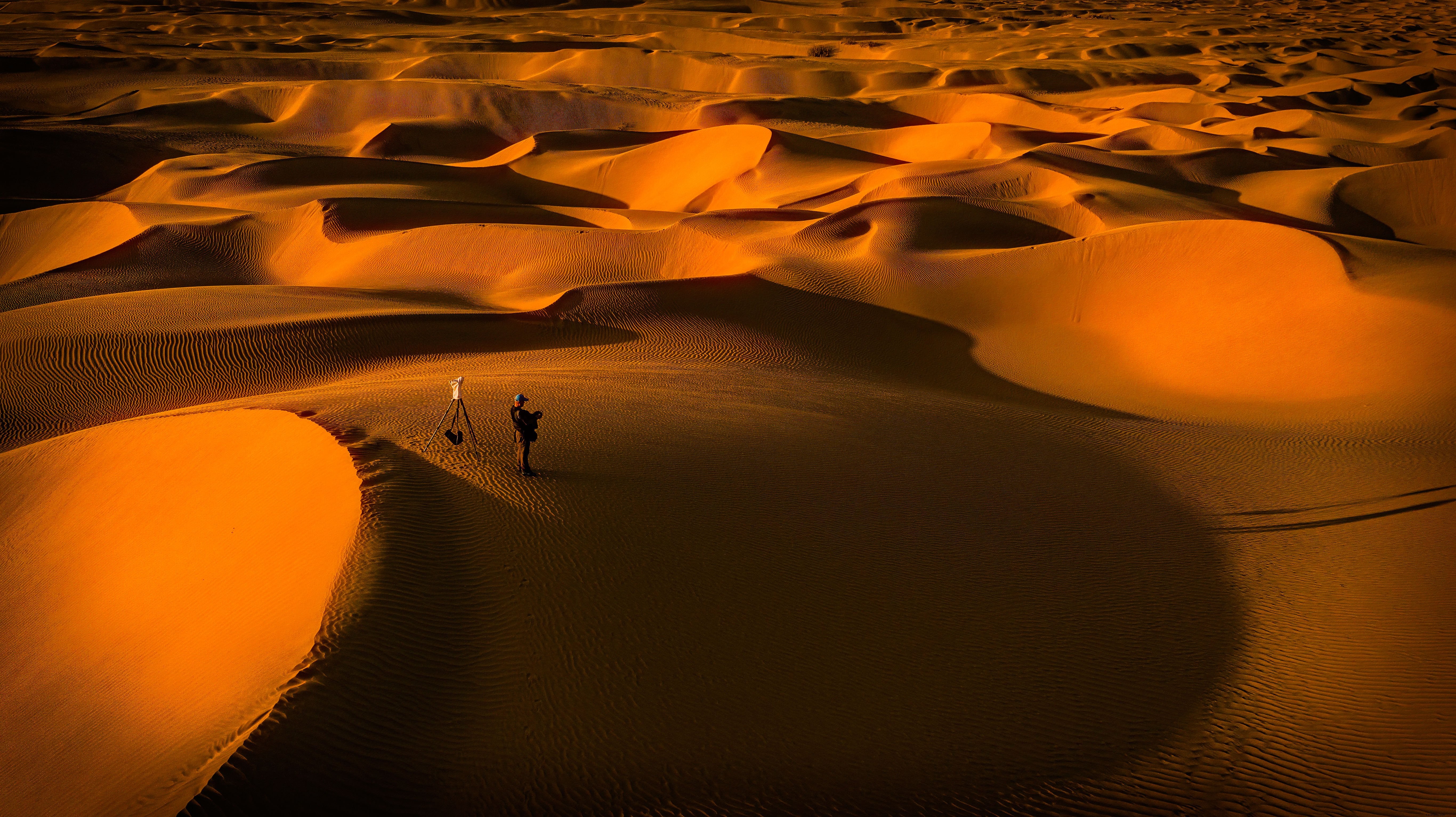 Paisaje de dunas de arena con fotógrafo en ver foto 