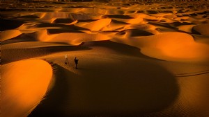 Paesaggio di dune di sabbia con fotografo in vista foto 
