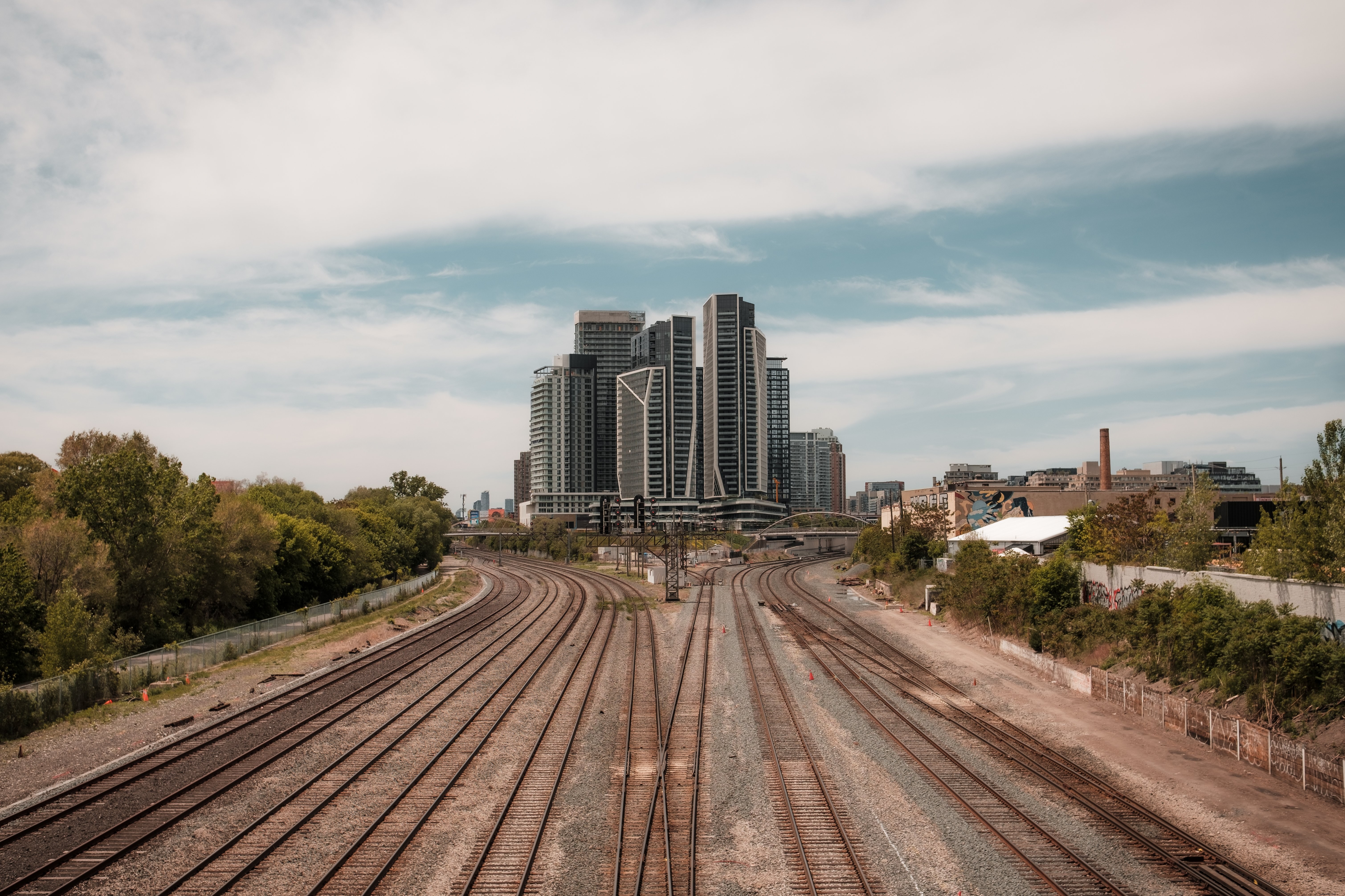 Trilhos de trem dividem onde estão os edifícios altos da cidade. Foto 