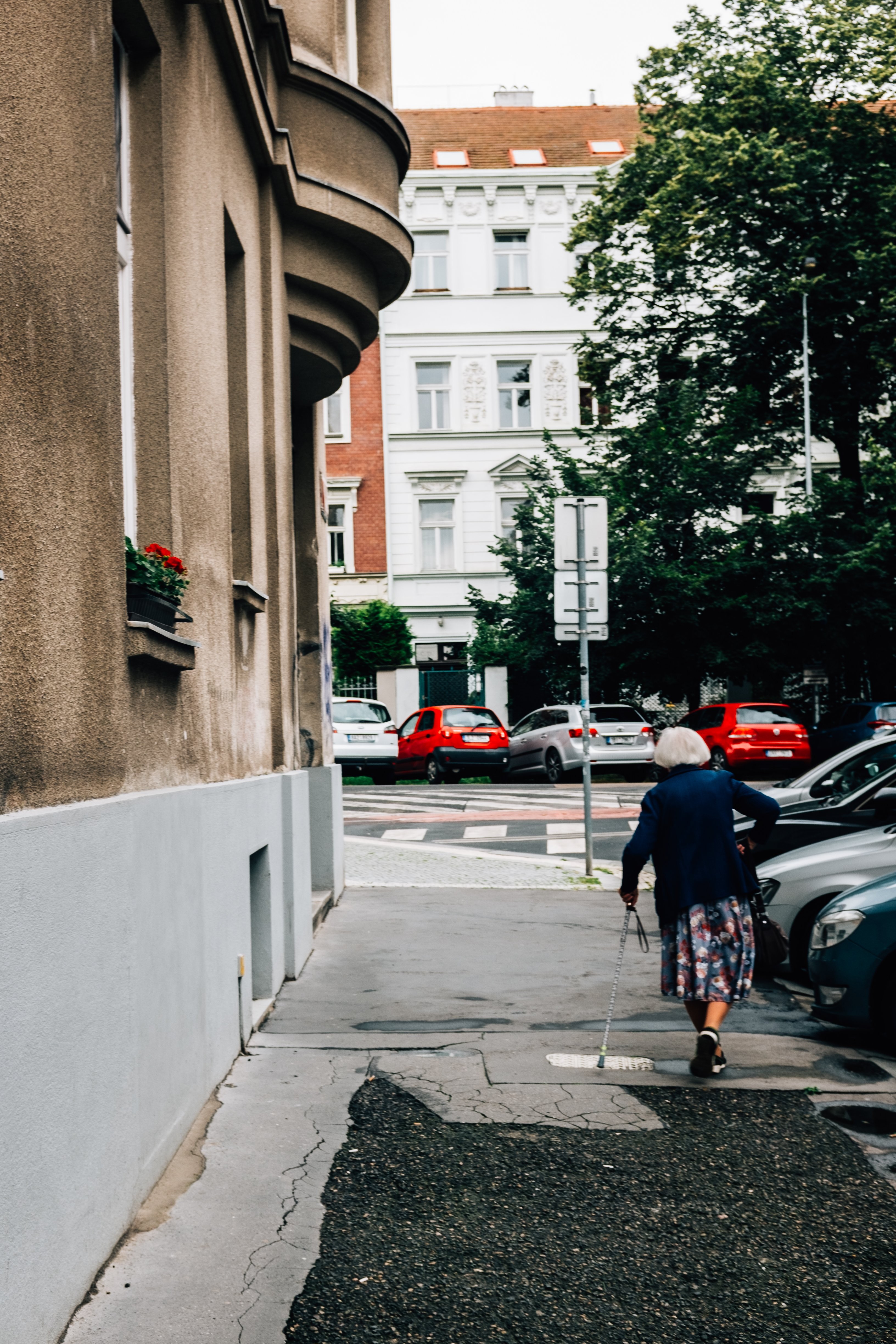 Foto de pessoa andando na calçada com uma bengala 