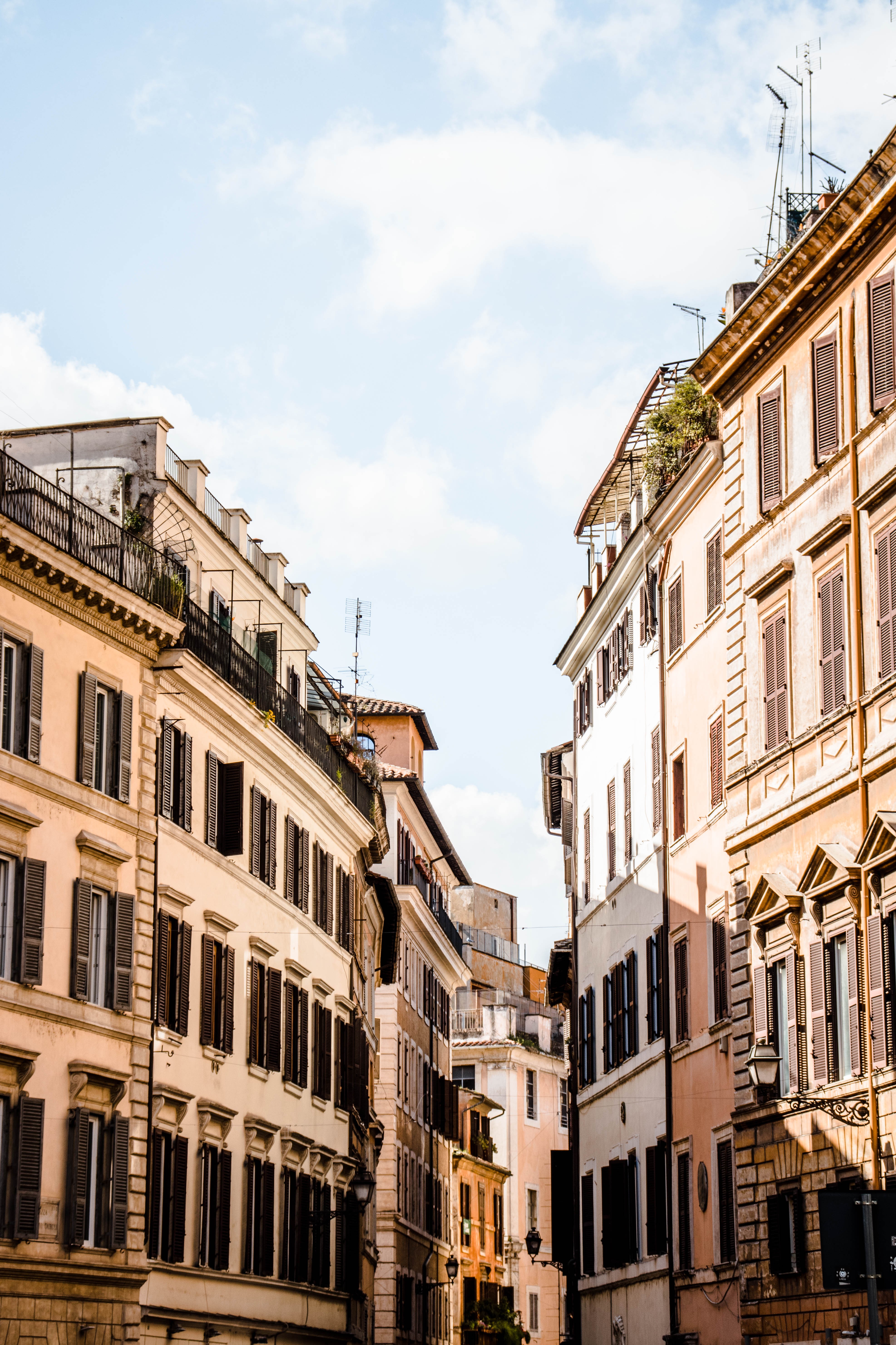 Gli edifici curvano insieme contro un cielo blu foto 