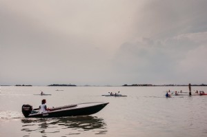 Les gens font du kayak par temps nuageux avec un bateau après la photo 