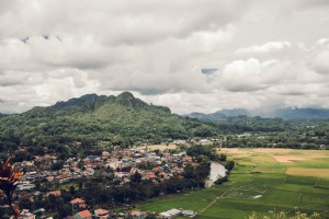 Vallée des fermes de riz entourées de montagnes luxuriantes Photo 