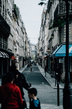 Jalan Kota Sempit Dengan Orang Berjalan Melalui Pusat Foto 