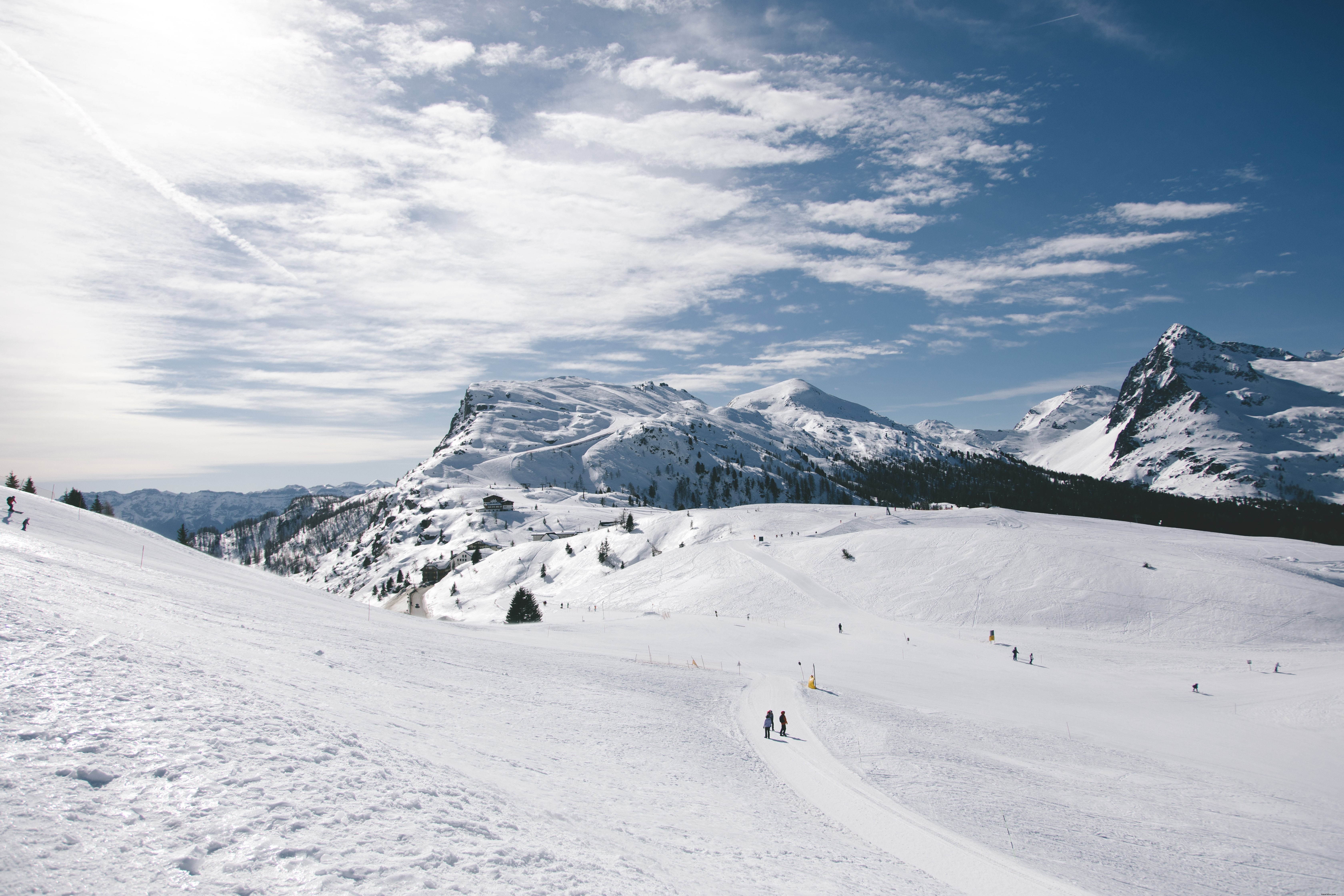 Foto de pistas de esquí en las montañas 