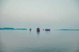 Les bateaux rouges flottent dans l eau par temps couvert Photo 