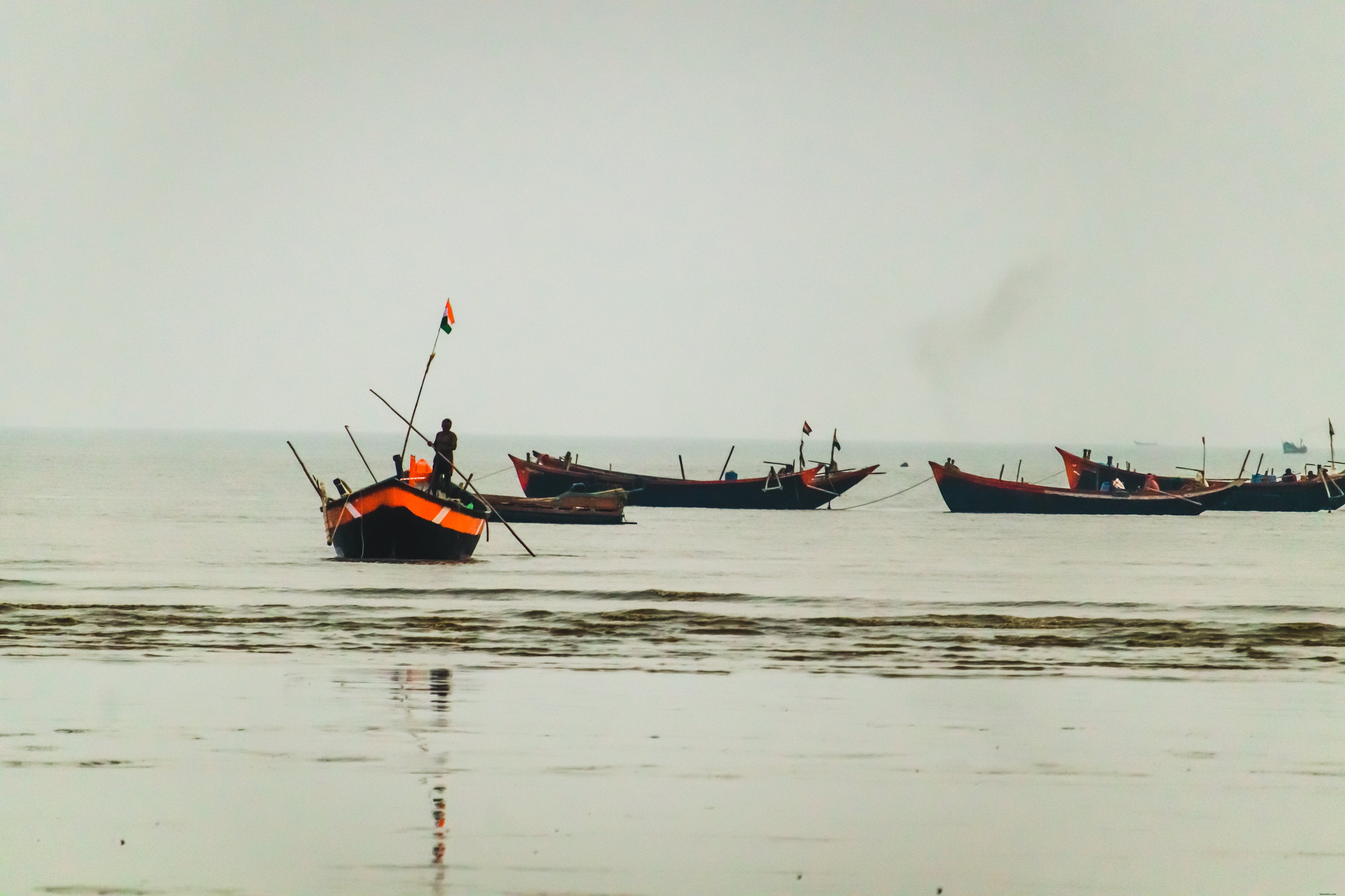 Foto de barcos de pesca agrupados na água 