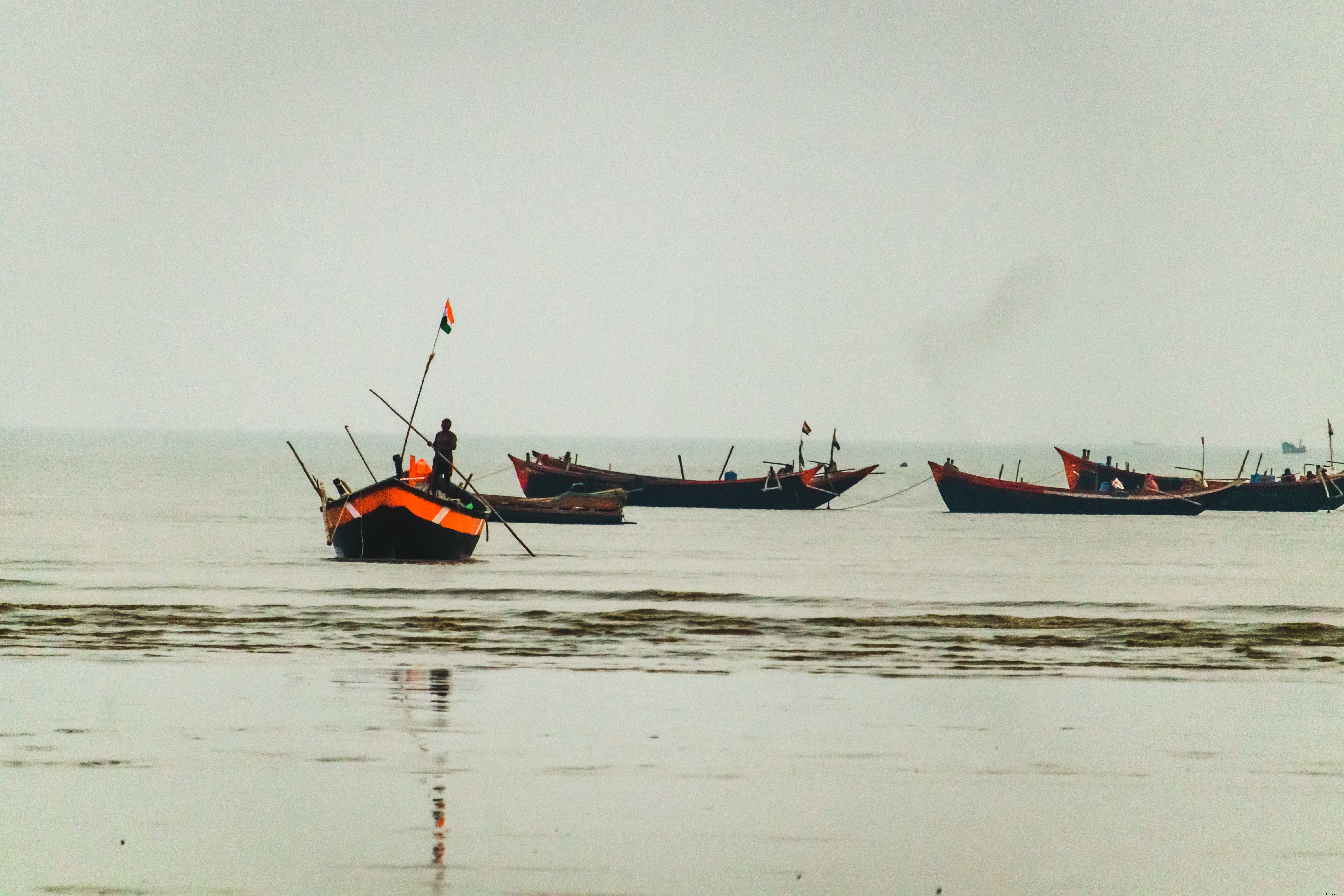 Bateaux de pêche regroupés sur la photo de l eau 