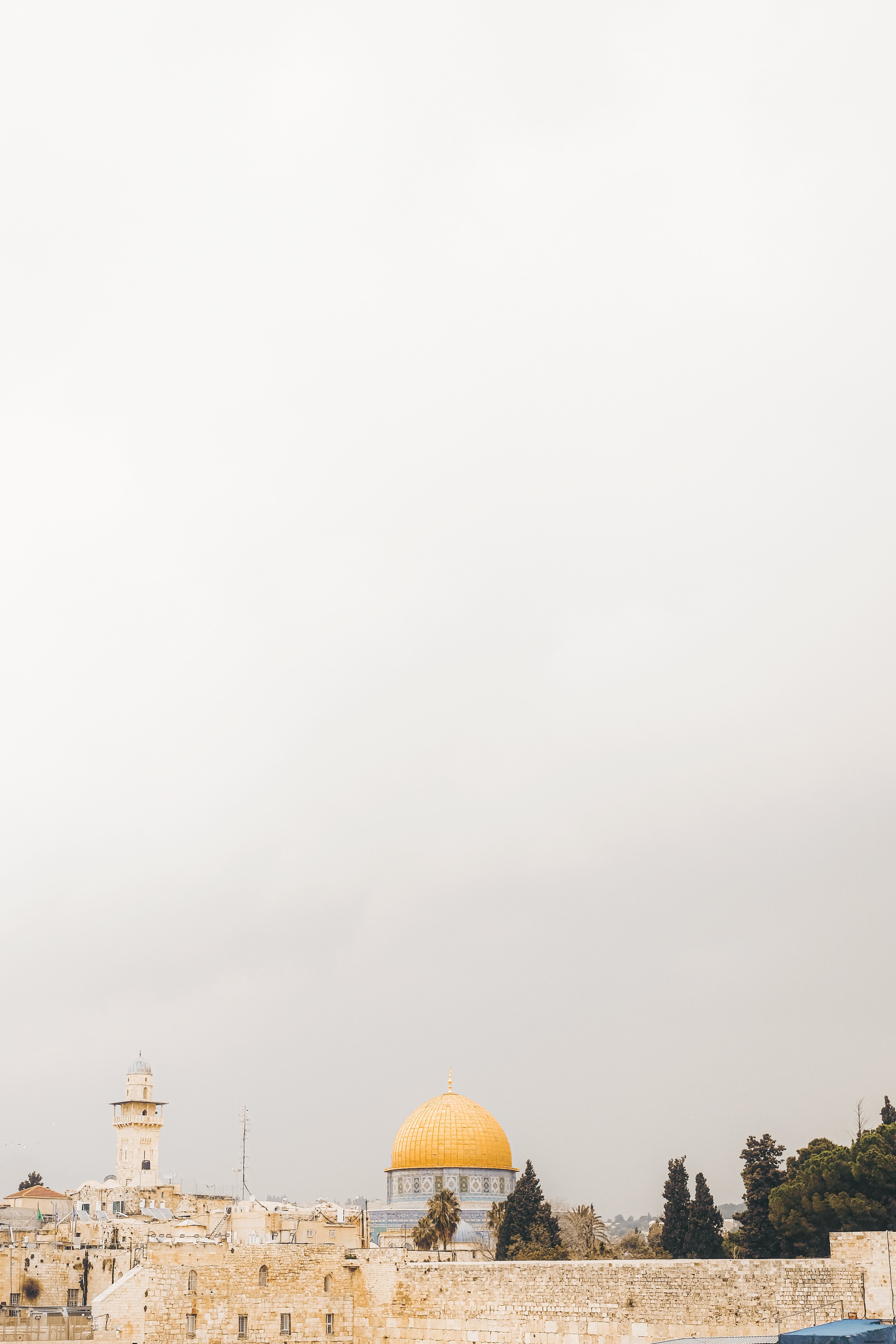 Grand ciel blanc et une photo ronde de toit orange 