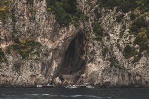 ボートは崖の側の写真で止まります 