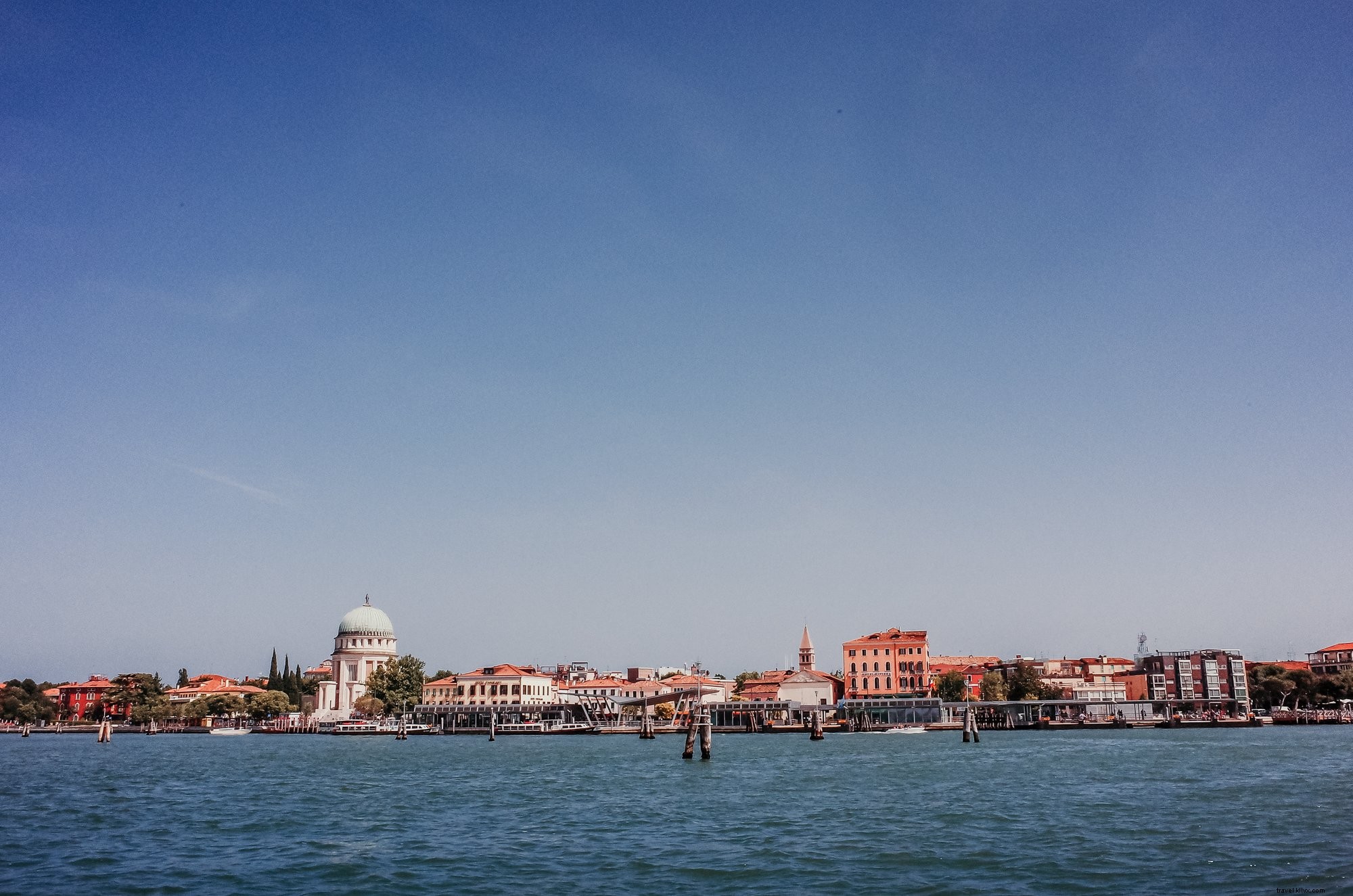 Un paisaje de la ciudad visto desde la foto del agua 