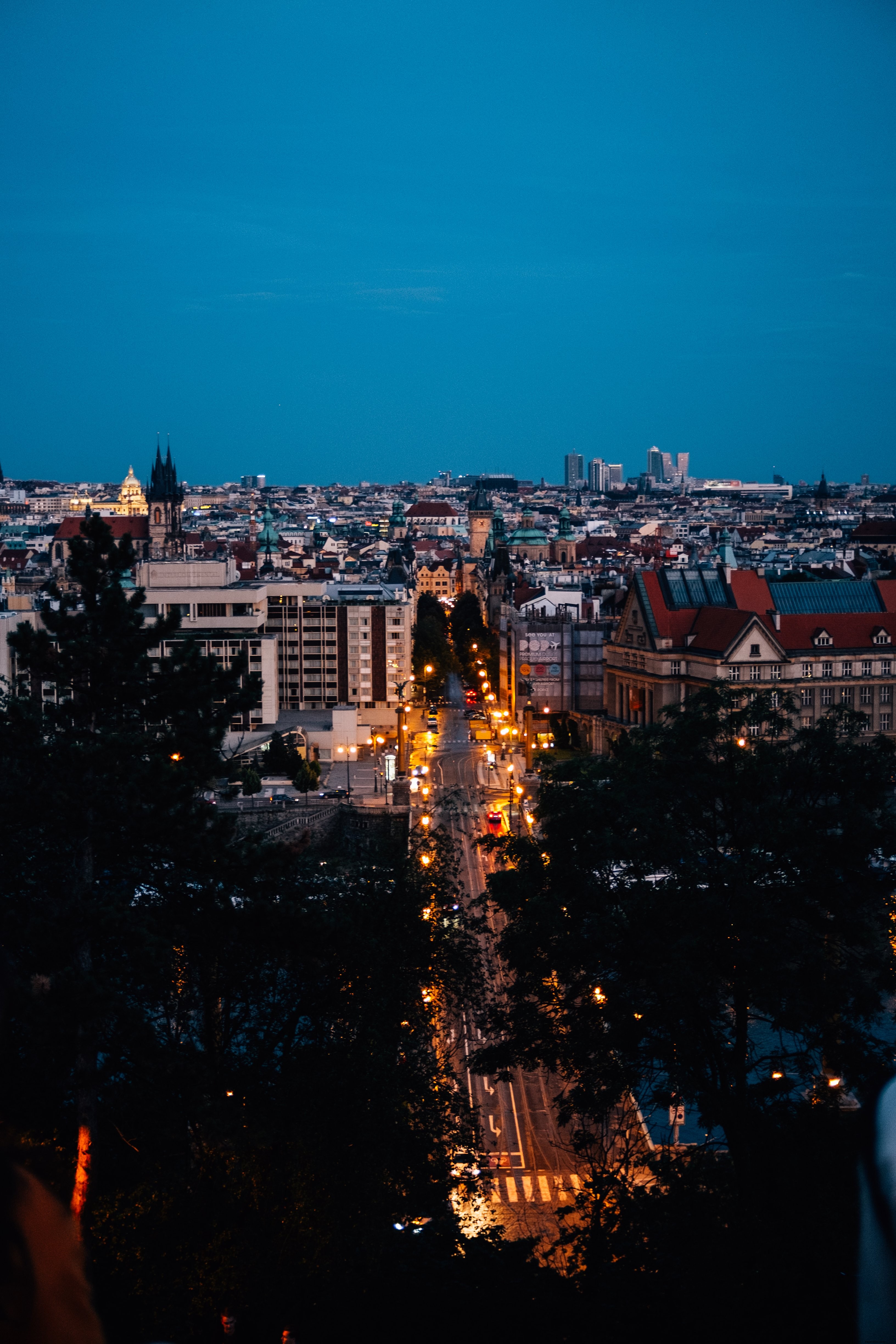 Vista delle luci della città al crepuscolo mentre il sole tramonta foto 