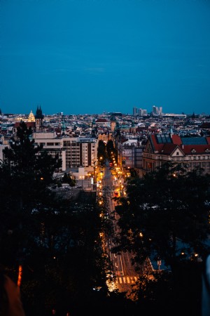 Vista de las luces de la ciudad en el crepúsculo mientras el sol se pone Foto 