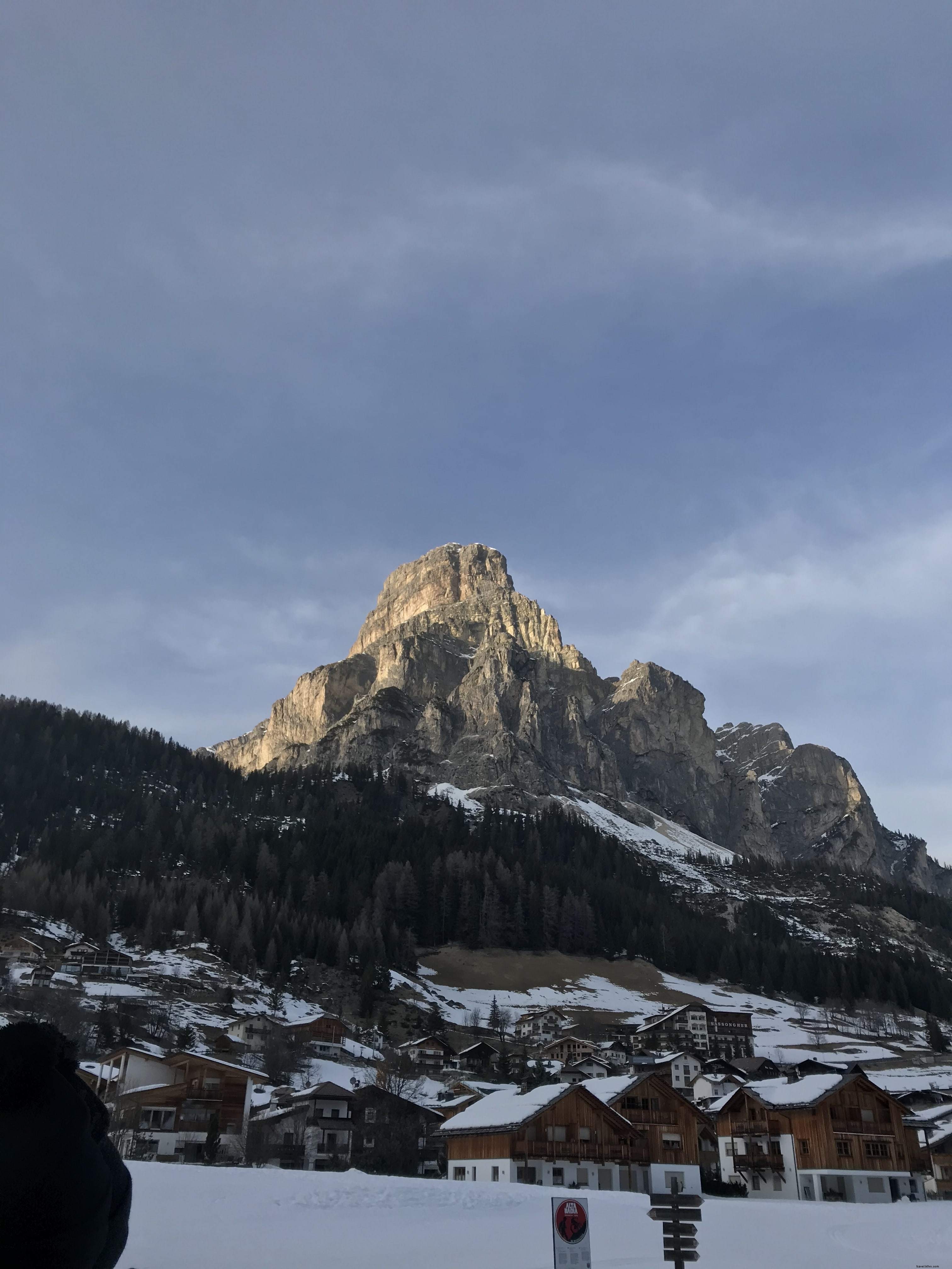 Toits couverts de neige avec une grande montagne derrière eux Photo 