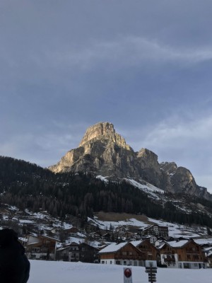 Atap Tertutup Salju Dengan Gunung Besar Di Belakang Mereka Foto 
