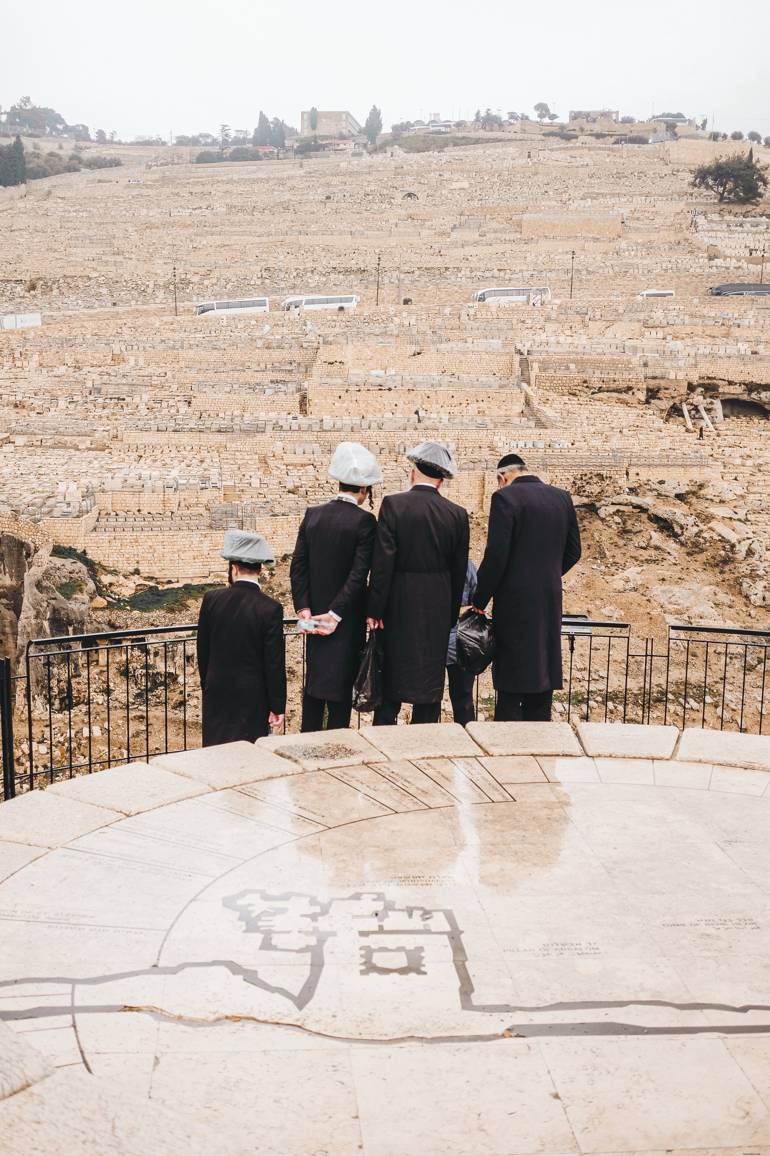 Quatre personnes regardent les champs de pierre Photo 