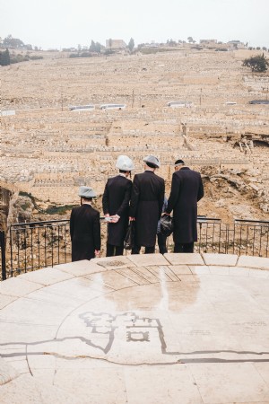 Cuatro personas miran hacia los campos de piedra foto 