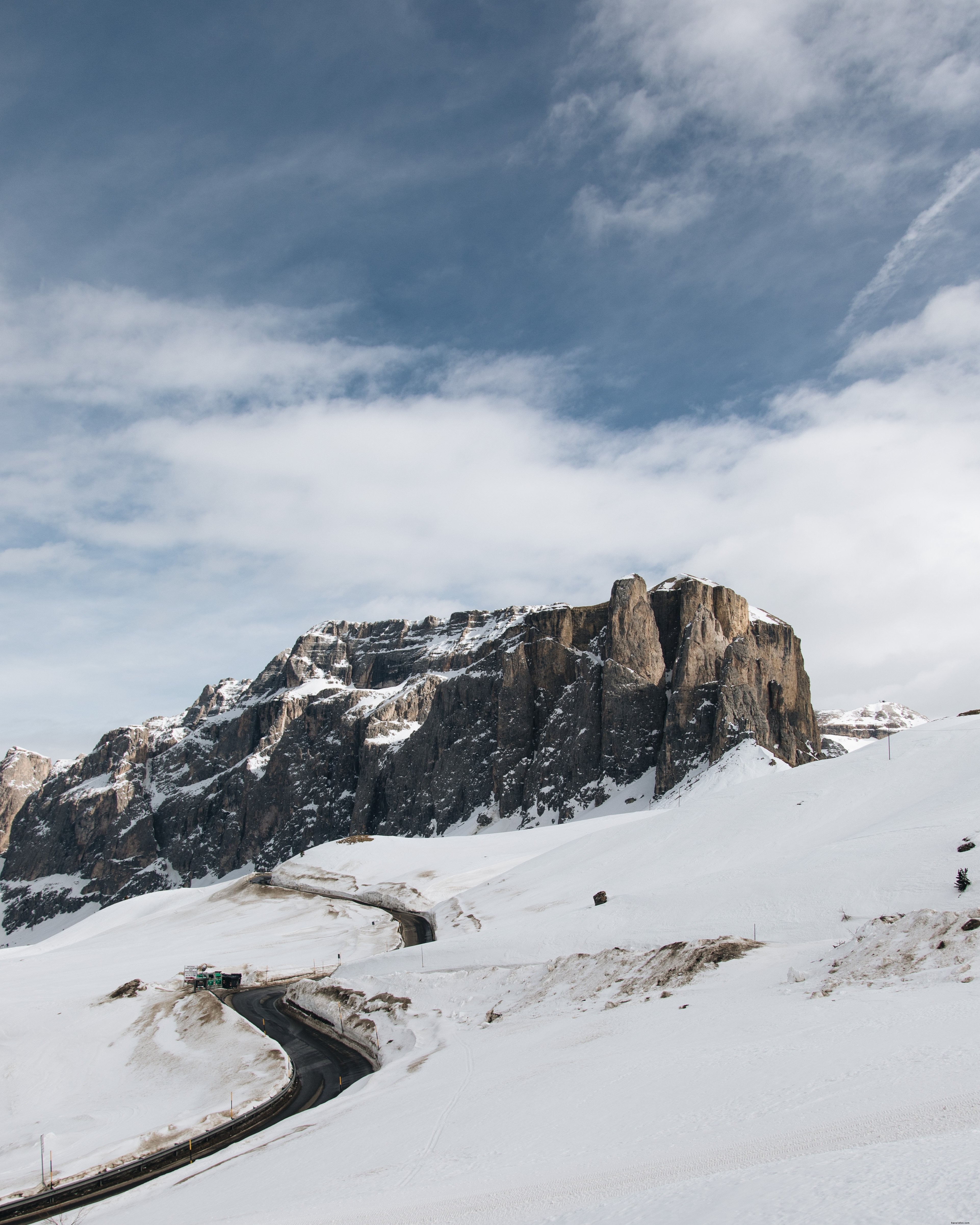 Strada tortuosa per un picco di montagna foto 