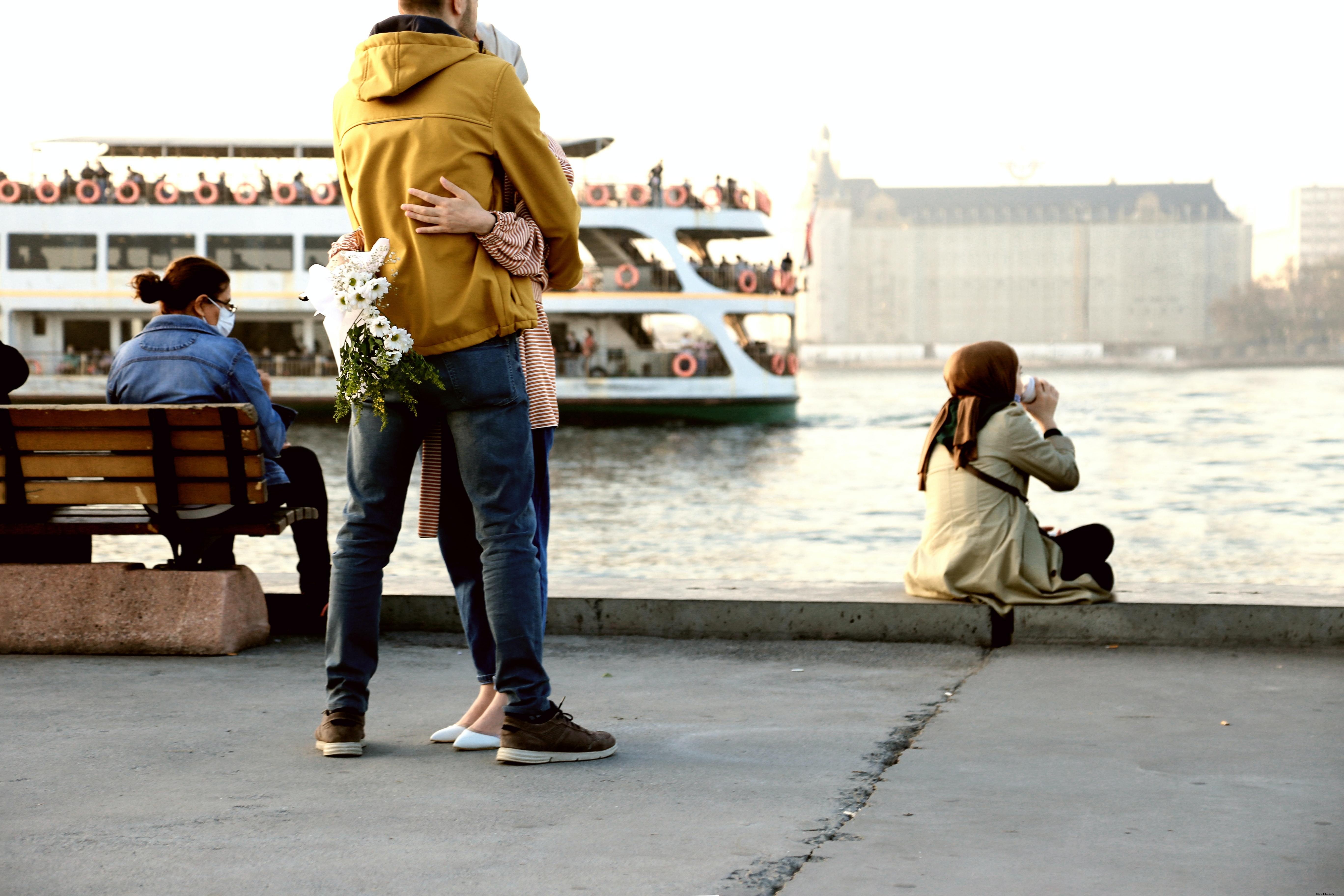 Persone mascherate sul lungomare accanto a Open Water Photo 