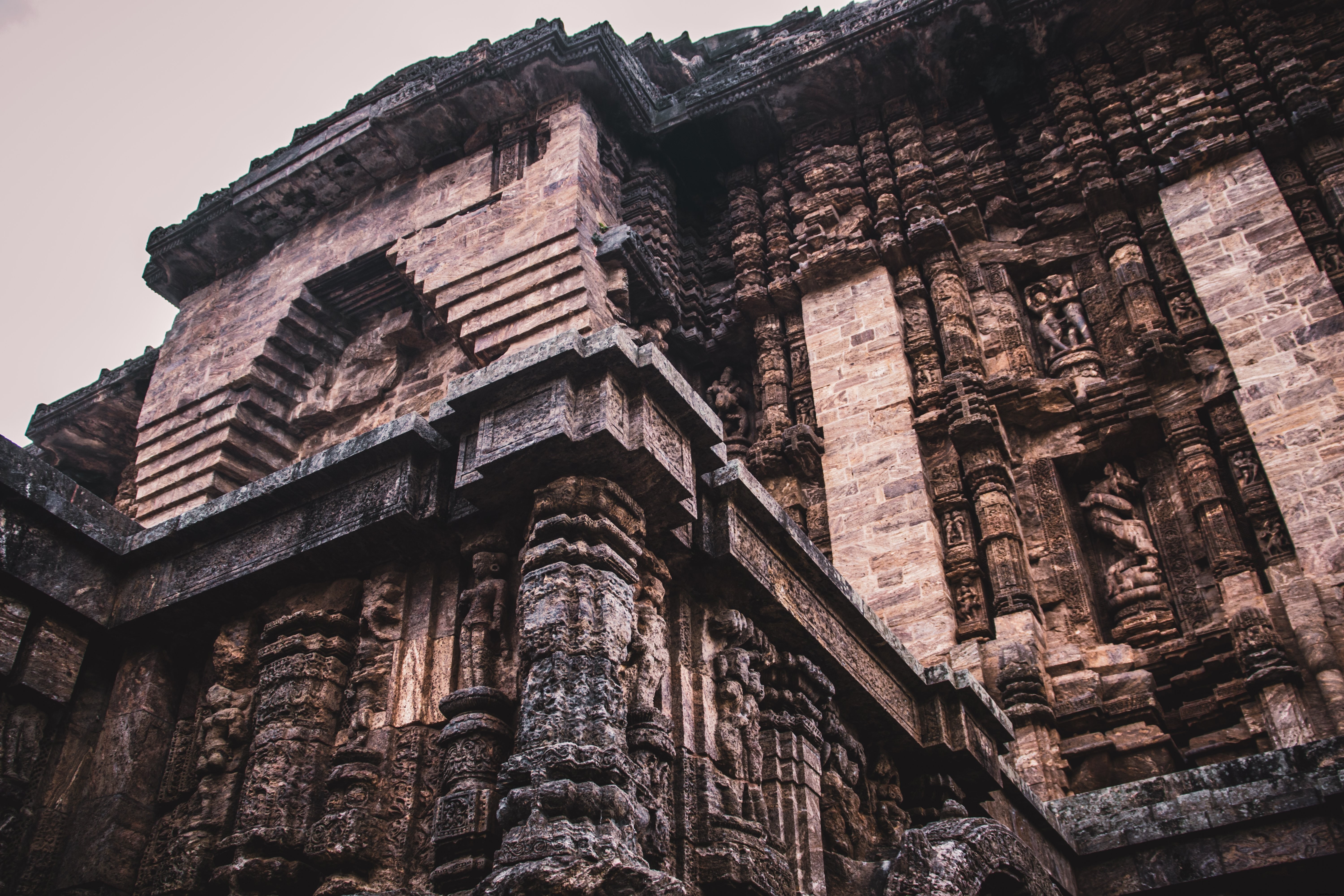 Edifício de pedra alto com foto detalhada da escultura embutida 