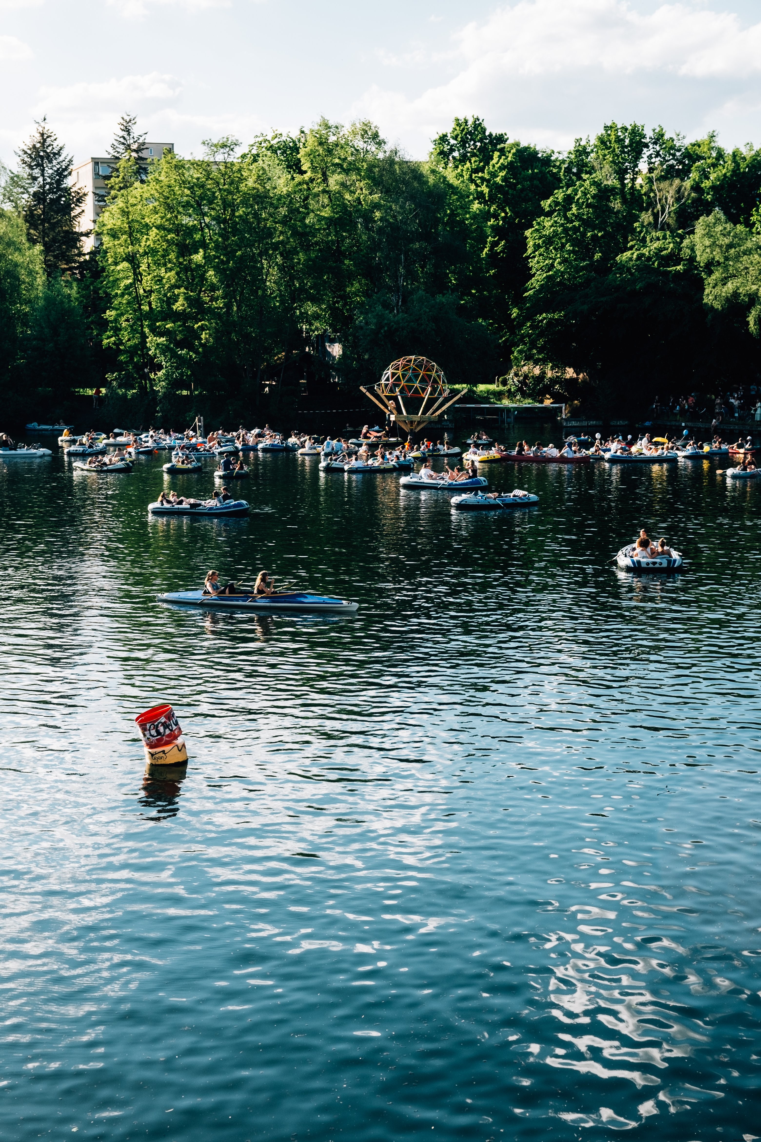 Foto de docenas de botes y un kayak en el agua 