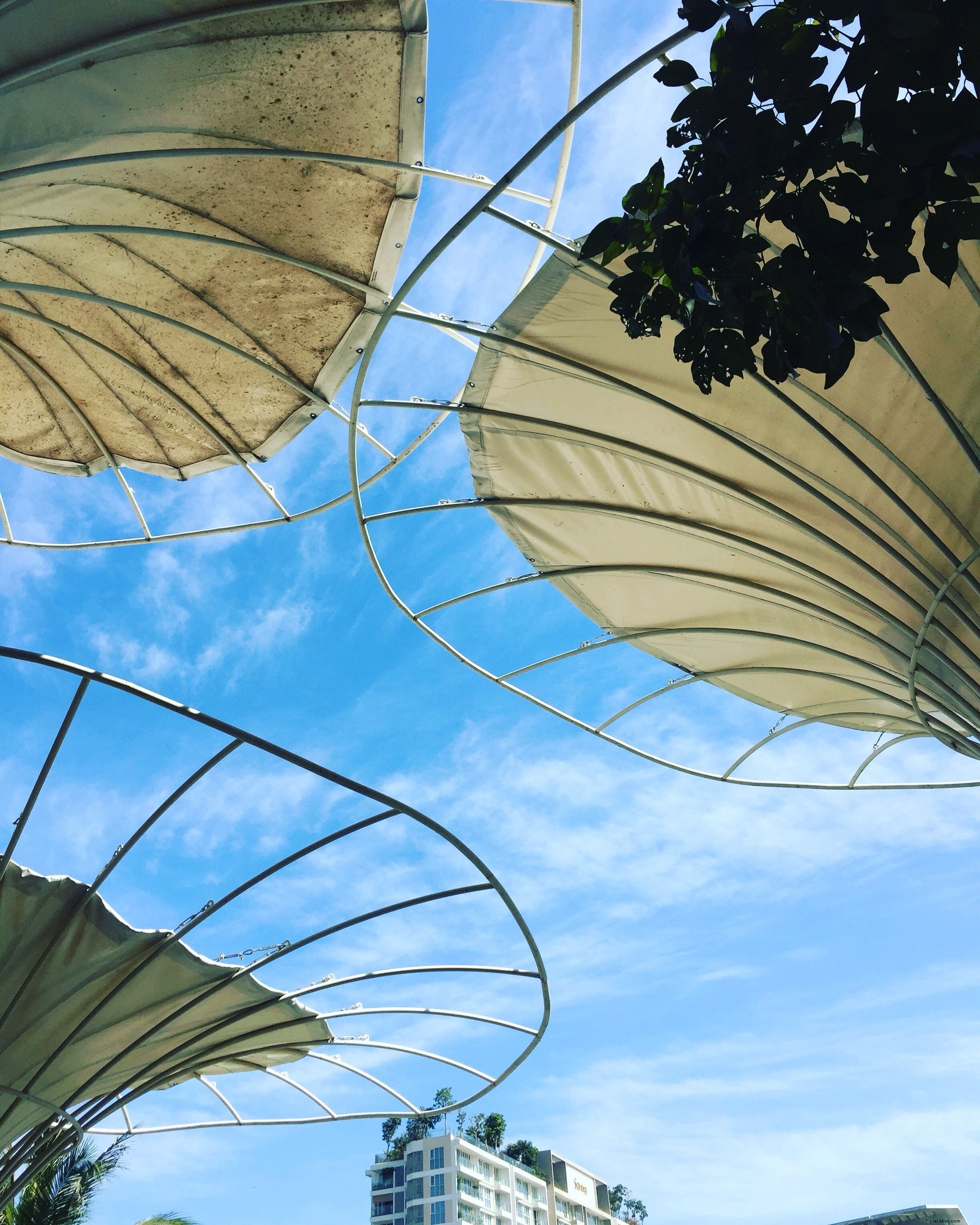 Estructura metálica circular contra un cielo azul Foto 