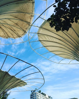 Estrutura de metal circular contra uma foto de céu azul 