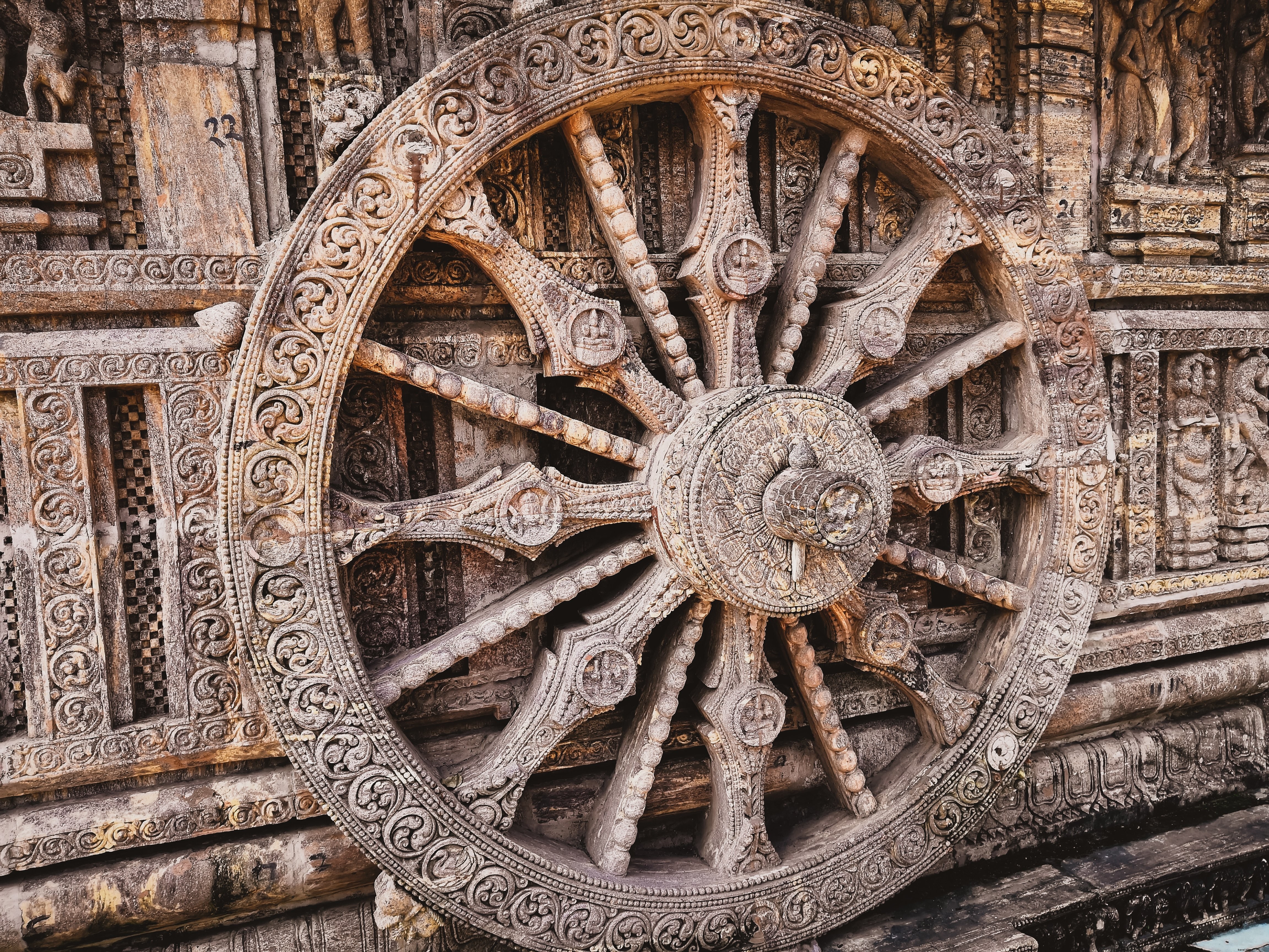 Foto di una ruota del Dharma intagliata e decorata 
