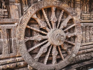 Foto di una ruota del Dharma intagliata e decorata 