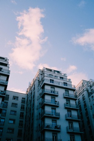 Sombras projetadas em uma foto de prédio de apartamentos 